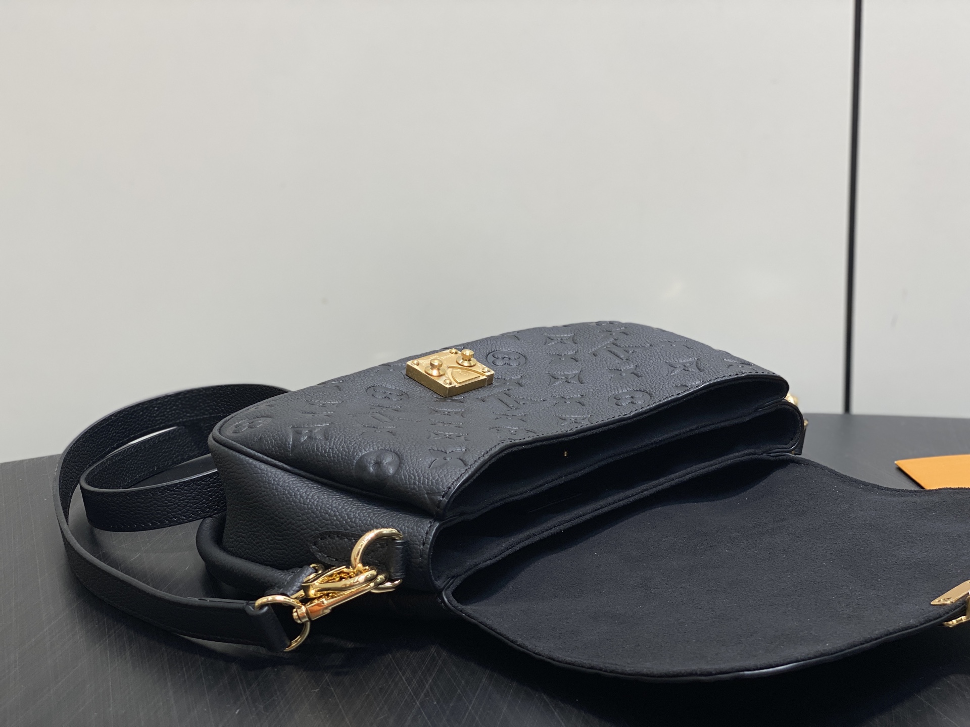 【顶级原单】M29783黑色 M2A332全皮压花腋下包 邮差包 POCHETTE MÉTIS SOFT 手袋 本款 P