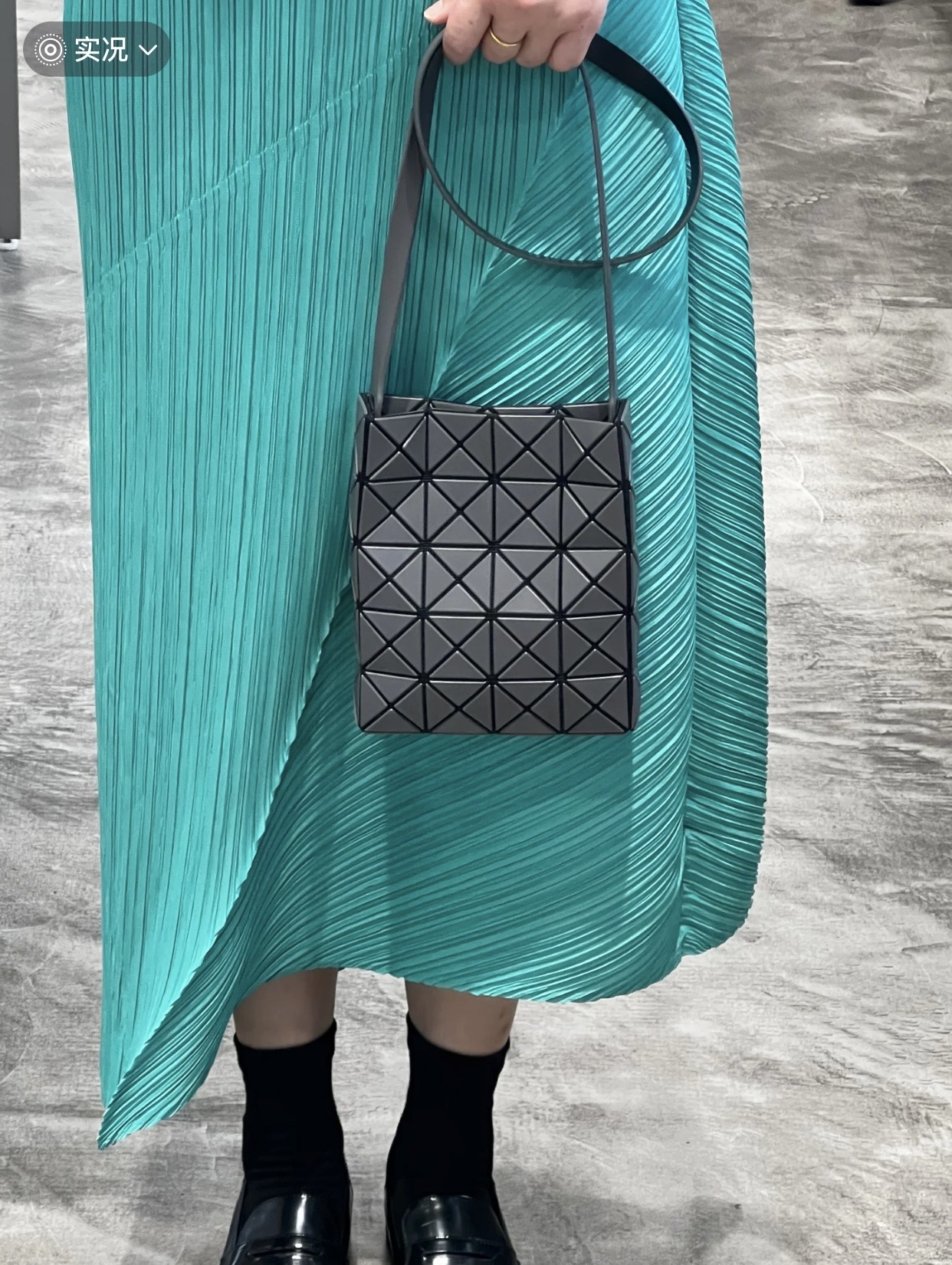 Issey Miyake BAOBAO BB26 Mini Crossbody Bag - Stylish & Functional 4 i1757239248105 3158 0 3