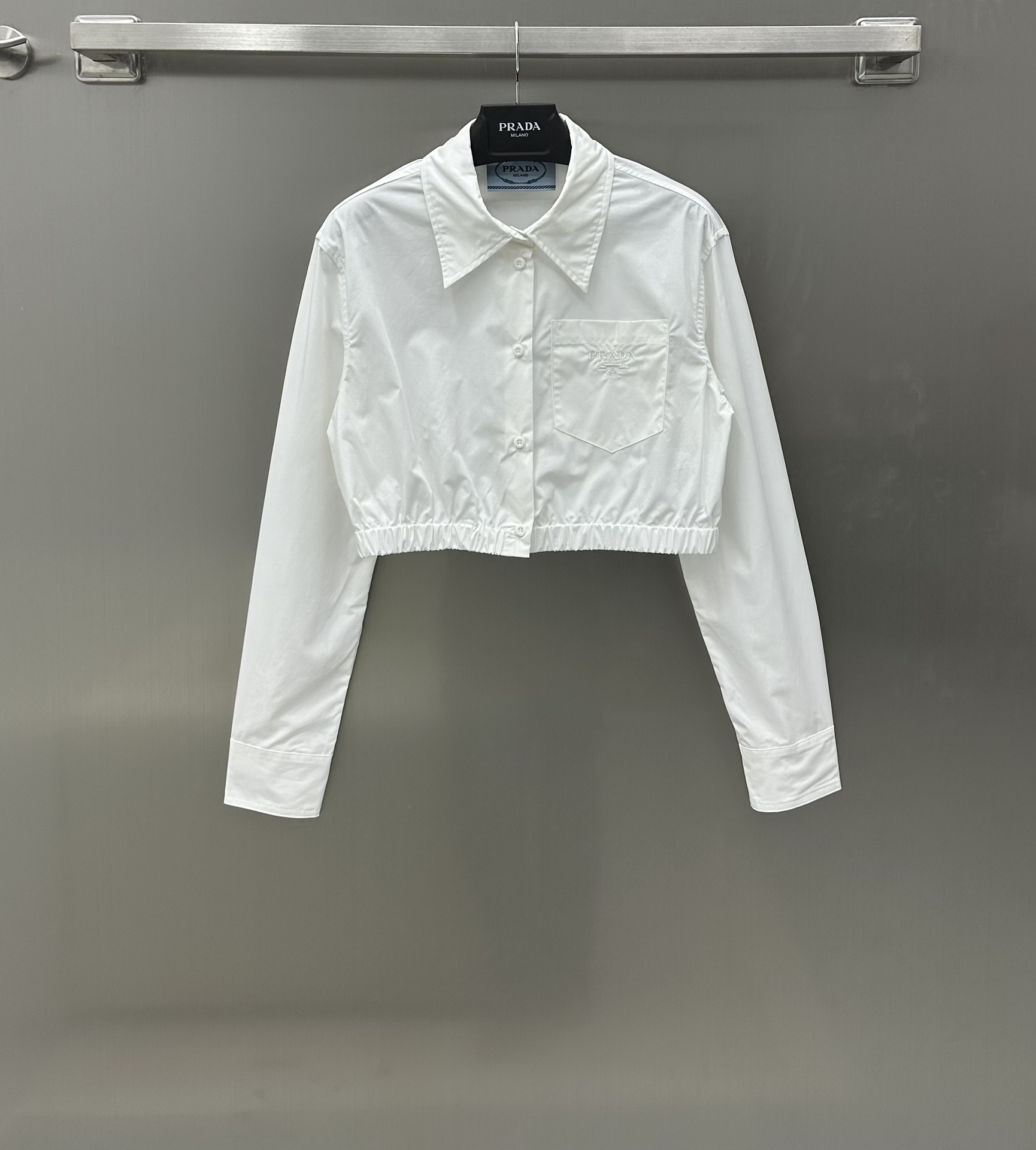 NO:696759,Prad*'s new product is on the shelves. Customized YB no-iron cotton fabrics make it look high-quality. It is matched with a hem closure design to make it effortlessly fashionable. The embroidered logo on the pocket letters is very recognizable. It looks good with a variety of items. This simple style must be owned by everyone. High version 2 colors, prada, shirts,19860909Prad*新品上架刺绣短款小衬衫定制YB免烫棉质面料呈现高品质感 搭配下摆收口设计 穿搭出时髦感毫不费力 口袋字母刺绣logo很有辩识度 搭配各种单品都好好看 这种简简单单的款式必须人手一件  高版本2色,,prada,shirts,,Women's clothing