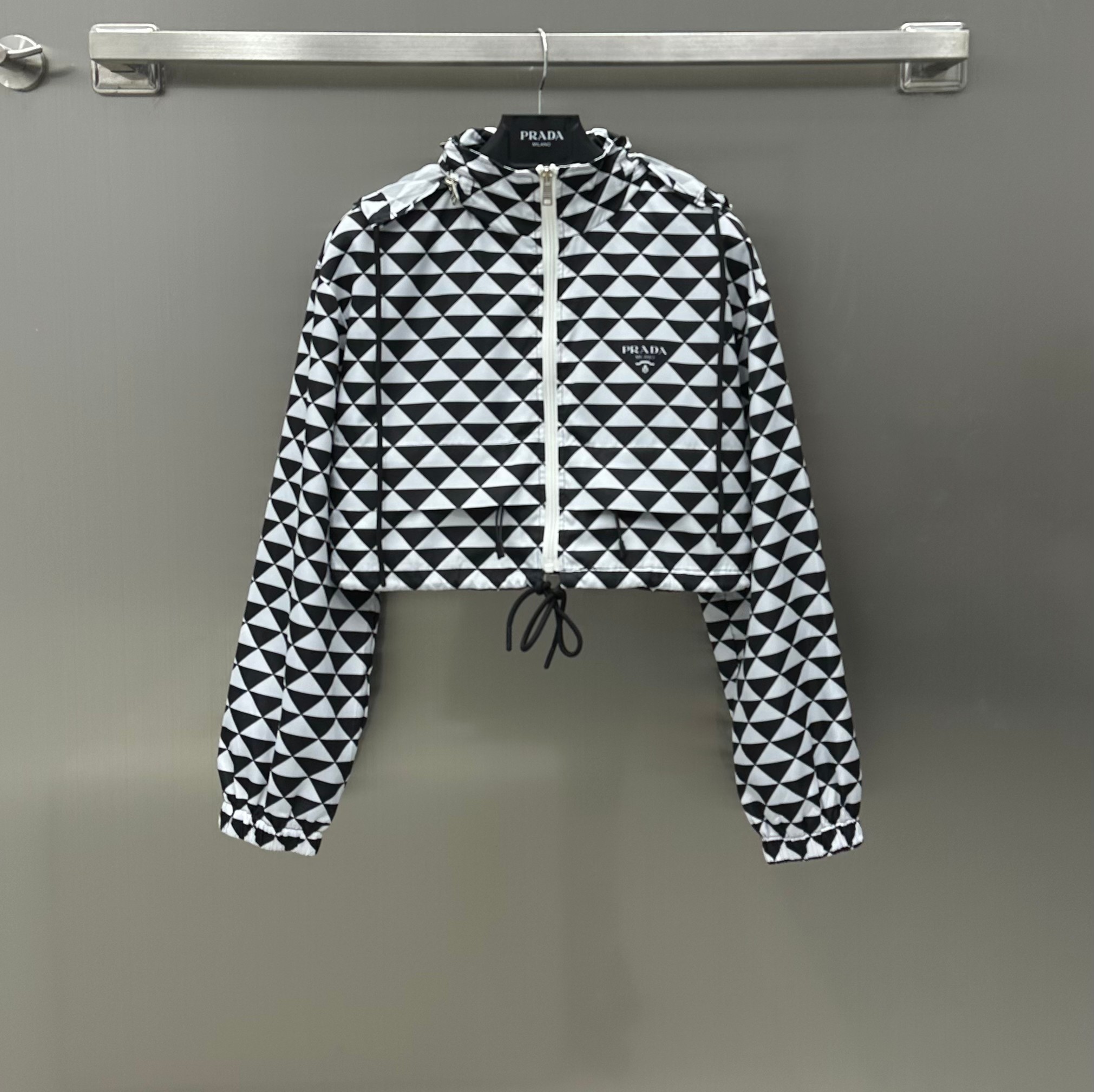 NO:696757,Prad* New Arrival Sun Protection Shorts Set Customized SPF material makes ready-to-wear quality stylish Stylish triangle print pattern Small fresh style Suit design Detachable hooded jacket with high-waisted shorts Fashionable upper body Age-reducing artifact Suitable for all body types Breathable mesh lining Daily sports and leisure Comfortable and not restrictive Slim and versatile fashionable suit Everyone must-have High version 2 colors, prada, shorts, jackets & coats,jackets &  coats,hats,19860909Prad* 新品上架防晒短裤套装定制防晒指数材质 让成衣品质有型 时尚的三角印花图案 小清新风格 套装设计 拆斜连帽夹克外套搭配高腰短裤 上身洋气时尚 减龄神器 适合所有体型 透气网里衬 日常运动休闲 舒适不束缚 显瘦百搭时髦套装 人手必备 高版本2色,,prada,shorts,jackets & coats,jackets & coats,hats,,Women's clothing