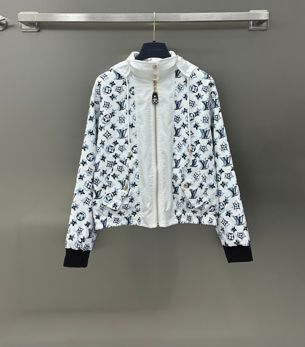 NO:696751,Louis Vuitto* New arrivals, hooded reversible jacket, customized YB imported material, short jacket version, reversible design concept, active presbyopia pattern on one side, color painting process on one side, low-key and luxury, switch at will, latest series, presenting casual style, hooded jacket design, removable hat, versatile for daily use, fashionable and western-style. Best items in this issue, high version,, louis vuitton, jackets & coats, jackets & coats, hats,19860909Louis Vuitto* 新品上架连帽双面穿夹克外套定制YB进口材质短款夹克版型 两面穿设计理念 一面活性老花图案 一面彩色绘画工艺 低调与奢华随意切换 最新系列 呈现休闲风格 连帽夹克外套设计 帽子可拆卸 日常百搭 时髦洋气 本期最佳单品 高版本,,louis vuitton,jackets & coats,jackets & coats,hats,,Women's clothing