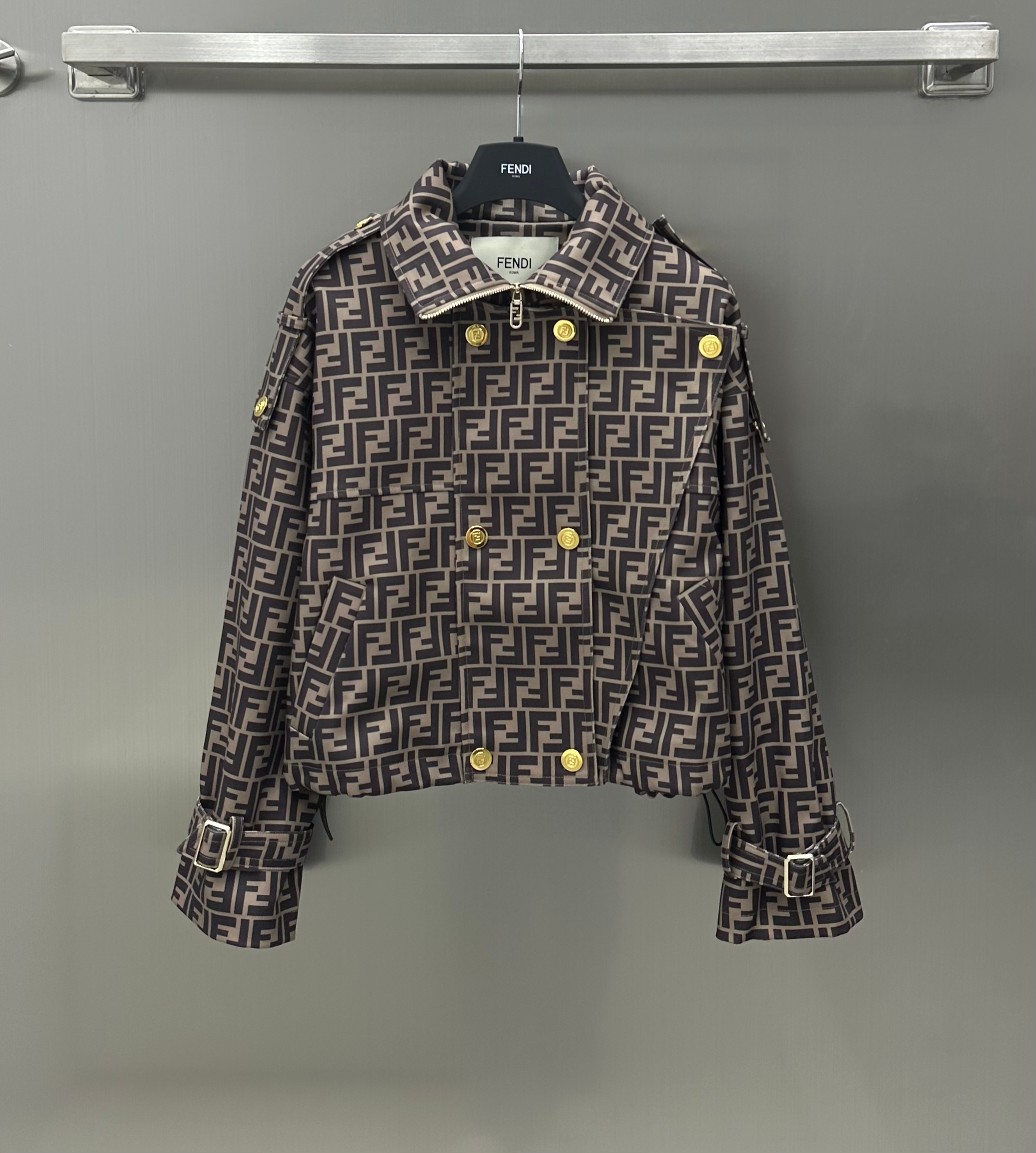 NO:696749,Fend* new product on the shelves, all-over printed work jackets are made of custom-made YB imported materials. The texture is shiny and delicate. Branded metal double-breasted buttons are embellished with FF old flower all-over printed patterns. High-end temperament items. Lapels and stand-up collars. Shoulder open button navy style design. The drawstring at the hem can be adjusted at will. The cuff buttons can adjust the size of the cuffs. Overall work jacket tailoring. A large number of metal decorations. Coordinate the whole. A must-have item for autumn and winter. High-end and elegant short jacket. The upper body is cool and fashionable.  High version 2 colors for daily commuting,,fendi,jackets & coats,jackets & coats,19860909Fend* 新品上架满印工装夹克外套定制YB进口材质 质感光泽细腻 品牌金属双排纽扣点缀 搭配FF老花满印图案装饰 高级气质单品 可翻领可立领设计 肩部开扣海军风设计 下摆抽绳可随意调节 袖口扣子可调节袖口大小 整体工装夹克剪裁 大量的金属装饰 协调整体 秋冬必备单品 高级又大气的短款外套 上身飒爽时髦 日常通勤都  高版本2色,,fendi,jackets & coats,jackets & coats,,Women's clothing