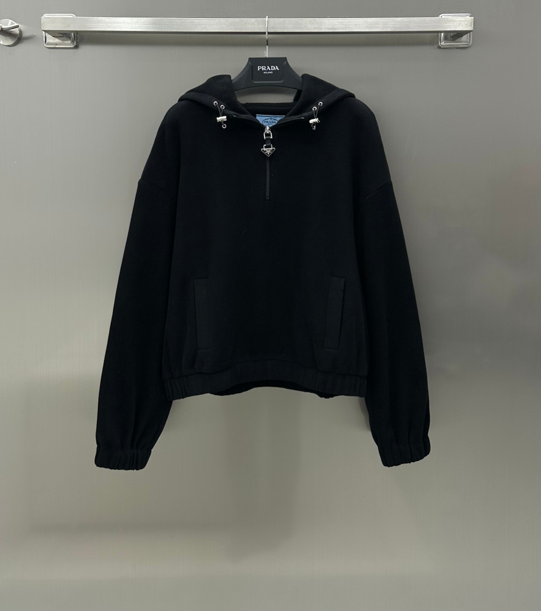 NO:696748,Prad* new arrival, short hooded top, customized YB imported material, short hooded zipper top, fashionable and easy to match, triangular logo zipper decoration, hood drawstring adjustable design, adjust the girth according to needs, simple while highlighting the brand concept. The loose short style is matched with high-waisted bottoms and has a very good slimming and heightening effect on the body. The length can also cover the belly very well. It is also perfect for small girls. It is classic and durable. The upper body is fashionable and foreign-style. The tall version is 2 colors, prada, hats,19860909Prad* 新品上架短款连帽上衣定制YB进口材质短款连帽拉链上衣 时髦搭配性强 三角标拉链装饰 帽子抽绳可调节设计 根据需求调节围度 简约的同时凸显品牌理念 宽松短款搭配高腰下装 上身显瘦拉高身材比例效果非常好 长度也可以很好的遮住肚子 小个子女生也完全 经典耐看 上身时髦洋气 高版本2色,,prada,hats,,Women's clothing