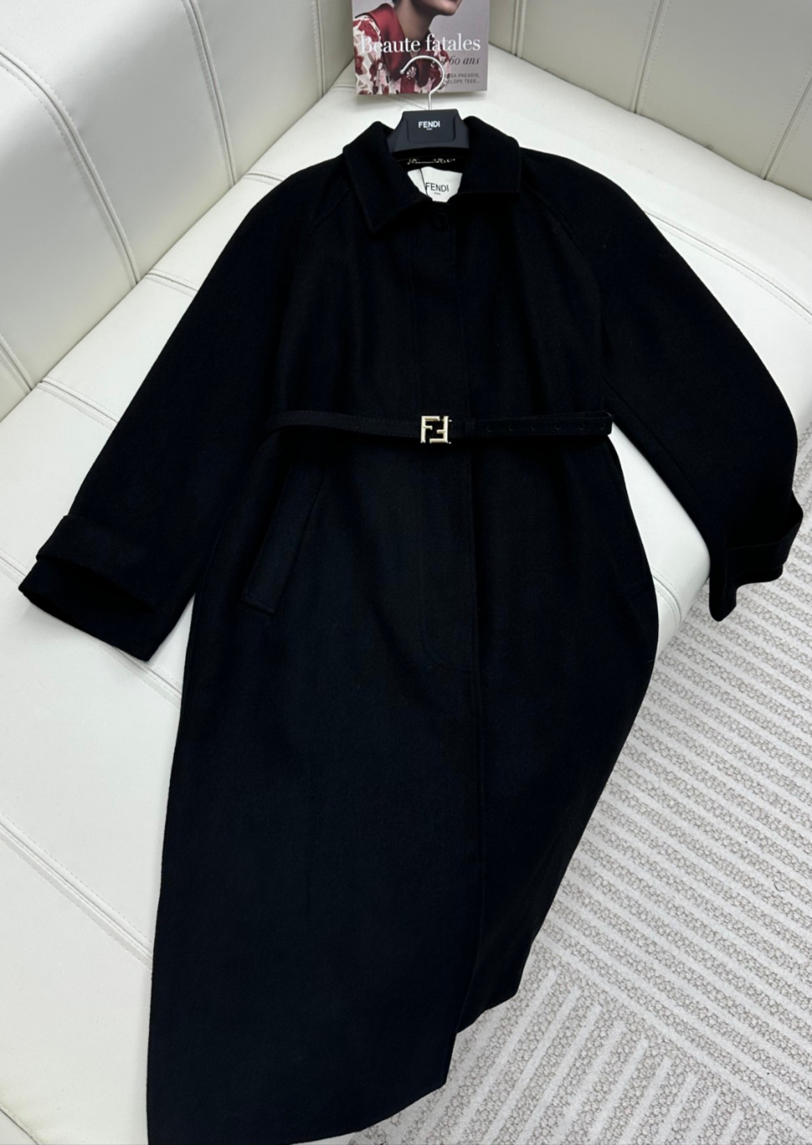 NO:696745,Fend* new product on the shelves. Mid-length belted jacket made of custom-made YB imported fine imitation wool. Solid color lapel belted jacket decorated with belt adjustment. Simple and elegant. It is also suitable for commuting. The mid-length dropped shoulder version is very tolerant to the body. It can be controlled by both height and height. The upper body shows refinement and elegance. The classic and versatile style is available in this one. High version 2 colors, fendi, jackets & coats,19860909Fend* 新品上架中长款腰带外套定制YB进口精仿羊毛材质 纯色翻领腰带外套 饰以腰带调节装饰 简约大气 通勤也很合适 中长款落肩版型剪裁 对身材包容性很好 高矮均可驾驭 上身展现精致优雅 经典百搭款入这款  高版本2色,,fendi,jackets & coats,,Women's clothing