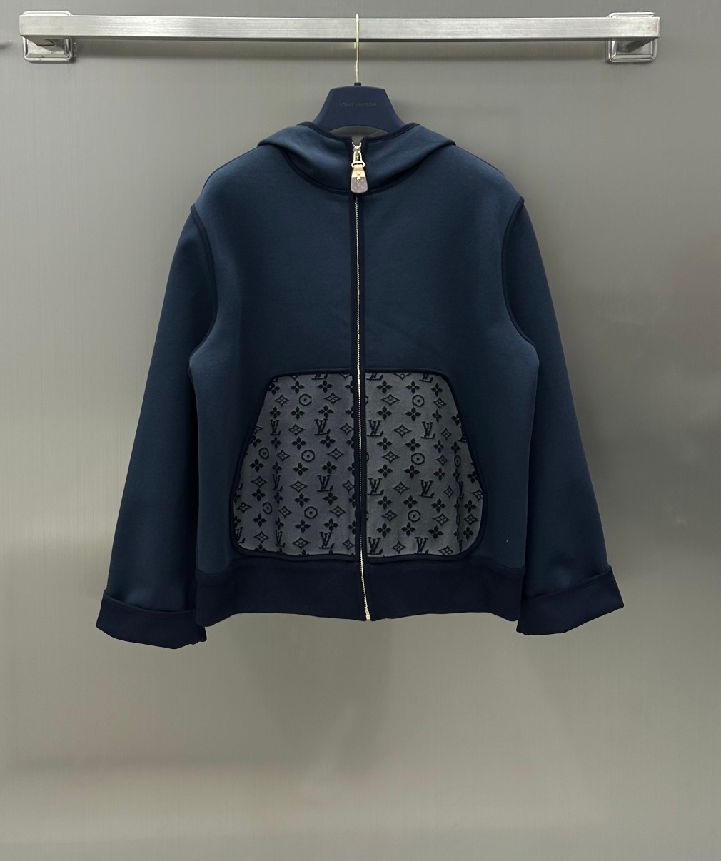 NO:696740,Louis Vuitto* New arrivals, hooded zipper sweatshirt suit customized with YB thickened raw cotton material, pockets decorated with hand-crocheted presbyopia patterns. Stylish retro contrasting colors make the ready-to-wear more distinctive. The trousers are also decorated with hand-crocheted letters to echo. The overall coordination is fashionable. The hooded casual jacket is paired with fashionable jogging trousers. It doesn’t matter your body shape. It can be controlled casually. It is also great for layering in autumn and winter. The popular style continues. Highly recommended to buy. High version 2 colors, Louis Vuitto  vuitton,hoodie,sweatshirts,jackets & coats,hats,19860909Louis Vuitto* 新品上架连帽拉链卫衣套装定制YB加厚原生全棉材质口袋处手钩针织老花图案装饰 时髦复古的撞色 让成衣更为突出洋气 长裤同样饰以手钩针织字母呼应 整体协调时髦 连帽休闲外套搭配时髦慢跑长裤 不挑身形 随意驾驭 秋冬叠穿也很赞 爆款延续 强烈推荐入手  高版本2色,,louis vuitton,hoodie,sweatshirts,jackets & coats,hats,,Women's clothing