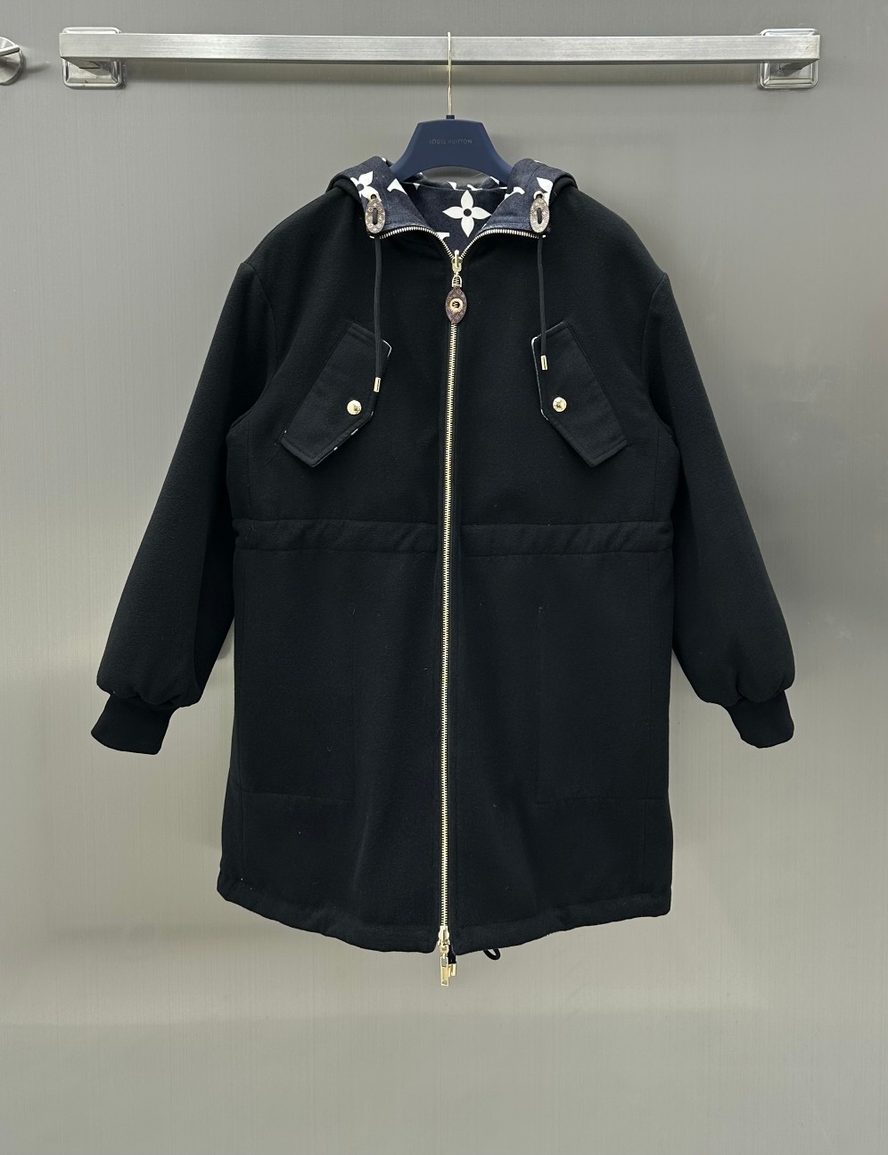 NO:696734,Comes with dust bag Louis Vuitto* New product on the shelves Reversible wool coat Customized YB worsted wool material follows the reversible design Mid-length coat cut The upper body is slim and versatile Customized YB hardware leather tag Restores the appearance One side is solid color and the other side is fully printed with presbyopic patterns Reflecting the versatility of dressing Two-wear to highlight the brand's tonality Low-key and restrained, you can choose the solid color side. For fashionable style, you can choose the presbyopia side. Wear it casually according to your needs.  Suitable for different groups of people, loose straight fit, good body modification, suitable for daily commuting, high version, Louis Vuitton, jackets & coats,19860909配防尘袋Louis Vuitto* 新品上架两面穿羊毛大衣定制YB精纺羊毛材质沿用两面穿设计 中长款外套剪裁 上身显瘦百搭 定制YB五金皮牌 还原品相 一面纯色 一面满印老花图案 体现穿搭多样性 一衣两穿 凸显品牌的调性 低调内敛可选纯色那面 洋气时髦可选老花那面 根据需求 随意穿搭 适合个不同人群 宽松的直落版型 很好的修饰身形 日常通勤都  高版本,,louis vuitton,jackets & coats,,Women's clothing