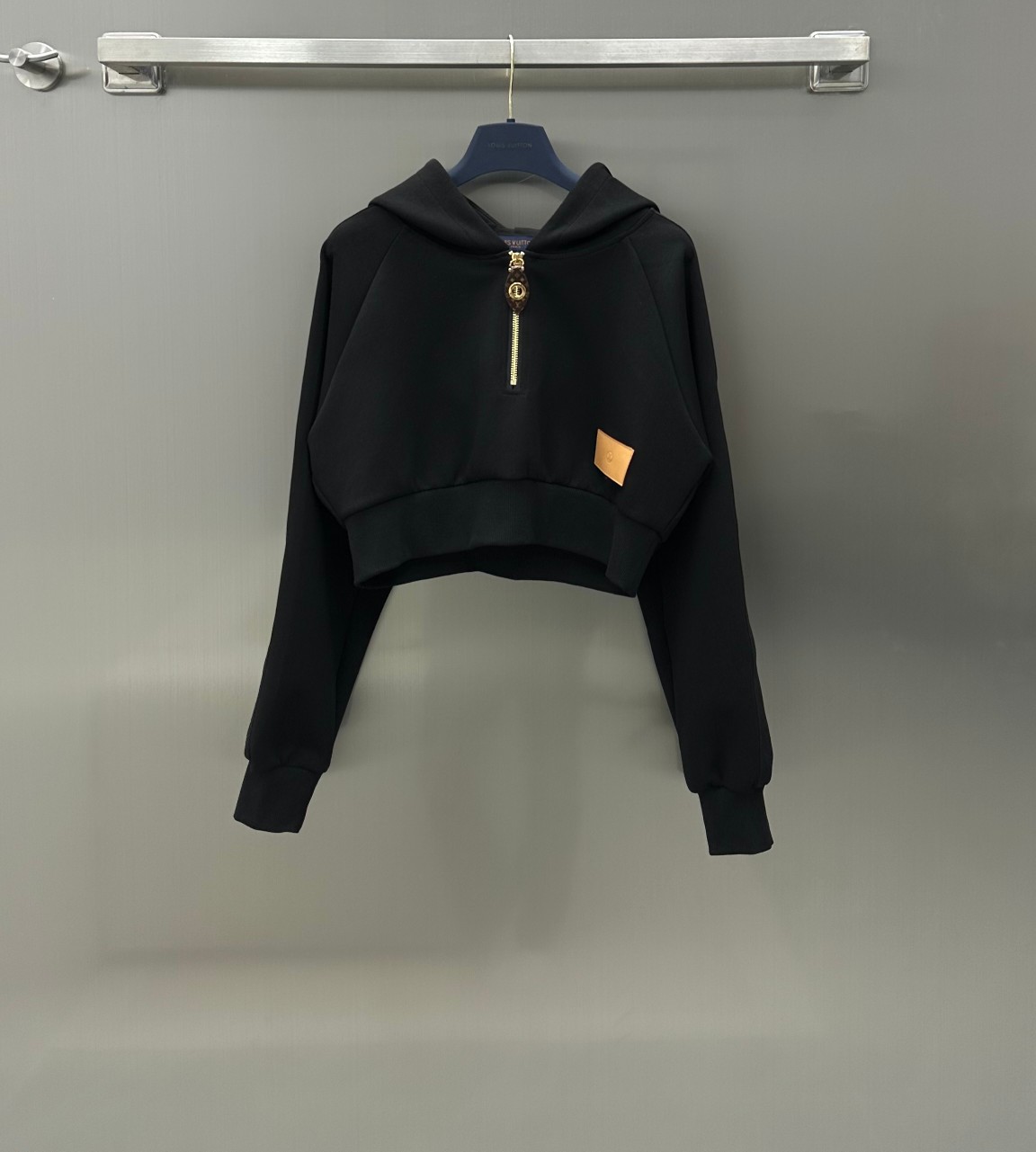 NO:696721,Louis Vuitto* New arrivals, hooded short sweatshirt suit, customized with YB thickness cotton fabric. Zippered hooded sweatshirt, casual jogging trousers. The upper body of the casual suit is comfortable and more fashionable. The hooded sweatshirt is decorated with hand-sewn leather tags. The short version is tailored to make you appear slimmer and taller. The same series of jogging trousers. The elastic waist drawstring design is very tolerant to the waist. The letter embossed webbing on both sides echoes the whole. The whole upper body is fashionable and high-end. Brown has a high-end style.  Black is versatile and fashionable. An essential category for autumn and winter suits. Effortless to wear. It’s great when worn alone or layered. High version with 2 colors, Louis Vuitton, hoodie, sweatshirts, hats,19860909Louis Vuitto* 新品上架连帽短款卫衣套装定制YB厚度棉质面料 拉链连帽卫衣休闲慢跑长裤 休闲套装上身舒适更显时髦 连帽卫衣饰以手工缝制皮牌装饰 短款版型剪裁 显瘦显高 同系列慢跑长裤 弹力腰抽绳设计对腰围包容性强 两侧字母压花织带呼应整体 整套上身时髦高级 棕色高级洋气 黑色百搭时髦 套装秋冬必不可少的品类 不费力穿搭 单穿叠穿都超赞  高版本2色,,louis vuitton,hoodie,sweatshirts,hats,,Women's clothing