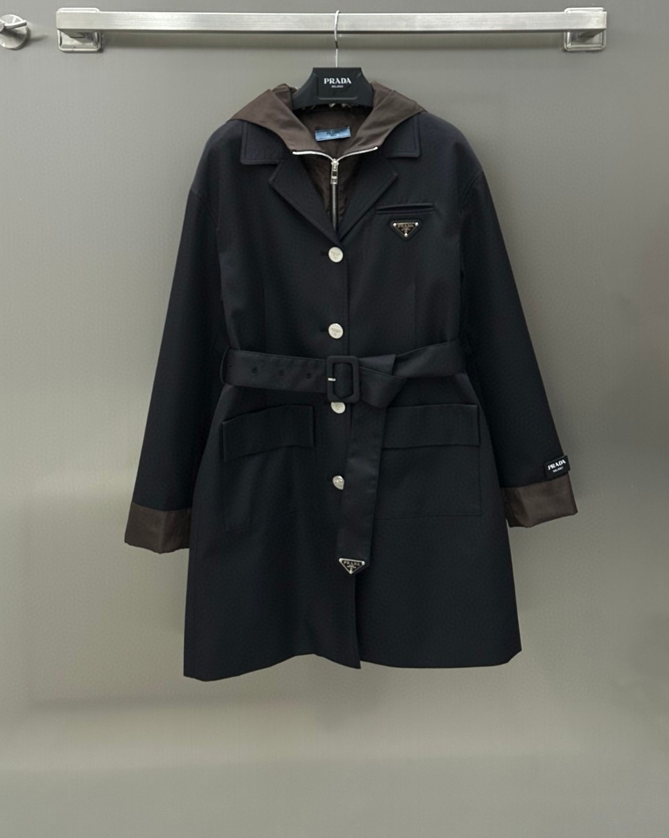 NO:696760,Prad* new arrival, fake two-piece windbreaker jacket customized with YB imported material, showing glossy texture, following the fake two-piece design, regular H-shaped cut, with hooded lining, chest pocket triangle logo, molded lettering hardware accessories, cuffs and hood edge with color matching design, fashionable wear, adjustable belt decoration, very tolerant to the body, and can be removed separately when the belt is not needed. The overall shape is very changeable and diversified outfits, allowing you to wear fashionable outfits when you go out conveniently.  High version 2 colors,,prada,jackets & coats,hats,19860909Prad* 新品上架假两件风衣外套定制YB进口材质 呈现光泽质感 沿用假两件设计 常规H版型剪裁 搭配连帽里衬 胸前口袋三角标Logo 开模刻字五金配件 袖口帽子沿用拼色设计 时髦穿搭 可调节腰带装饰 对身材包容性很好 不需要搭配腰带时也可单独拆卸 整体造型非常多变 穿搭多元化 让你便捷出门也能拥有时髦穿搭  高版本2色,,prada,jackets & coats,hats,,Women's clothing