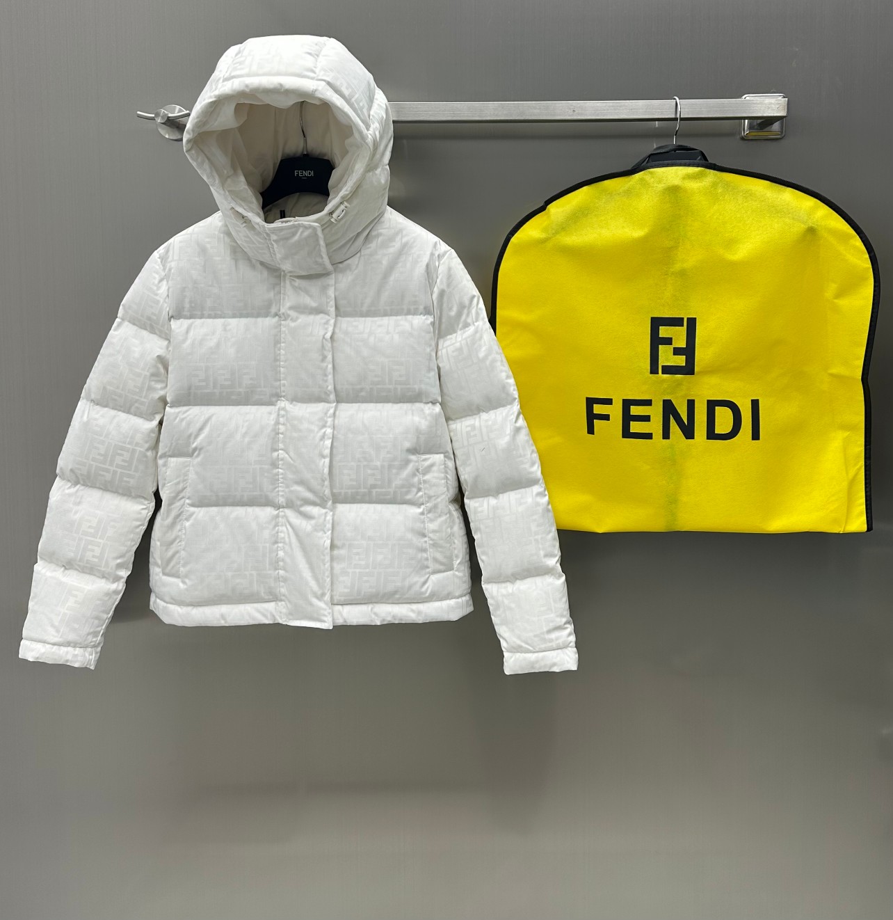 NO:696686,Comes with dust bag Fend* new product on the shelves Jacquard flocking hooded down jacket customized YB imported material Jacquard flocking fabric Crisp and stylish texture Decorated with the classic FF presbyopia flocking pattern to make the garment three-dimensional and distinct Surface accessories development Hooded bread down jacket tailoring Down filling Warm and comfortable Not picky about what to wear More fashionable and casual As shown in the picture, equipped with brand dust bag bag High version 2 colors -,,fendi,down  jacket,hats,19860909配防尘袋Fend*新品上架提花植绒连帽羽绒服定制YB进口材质 提花植绒面料 质感挺括有型 沿用经典FF老花植绒图案装饰 让成衣立体分明 面辅料开发 连帽面包羽绒服剪裁 羽绒填充 保暖舒适 不挑人穿搭 更为时髦随性 如图所示 配有品牌防尘袋包袋 高版本2色-,,fendi,down jacket,hats,,Women's clothing