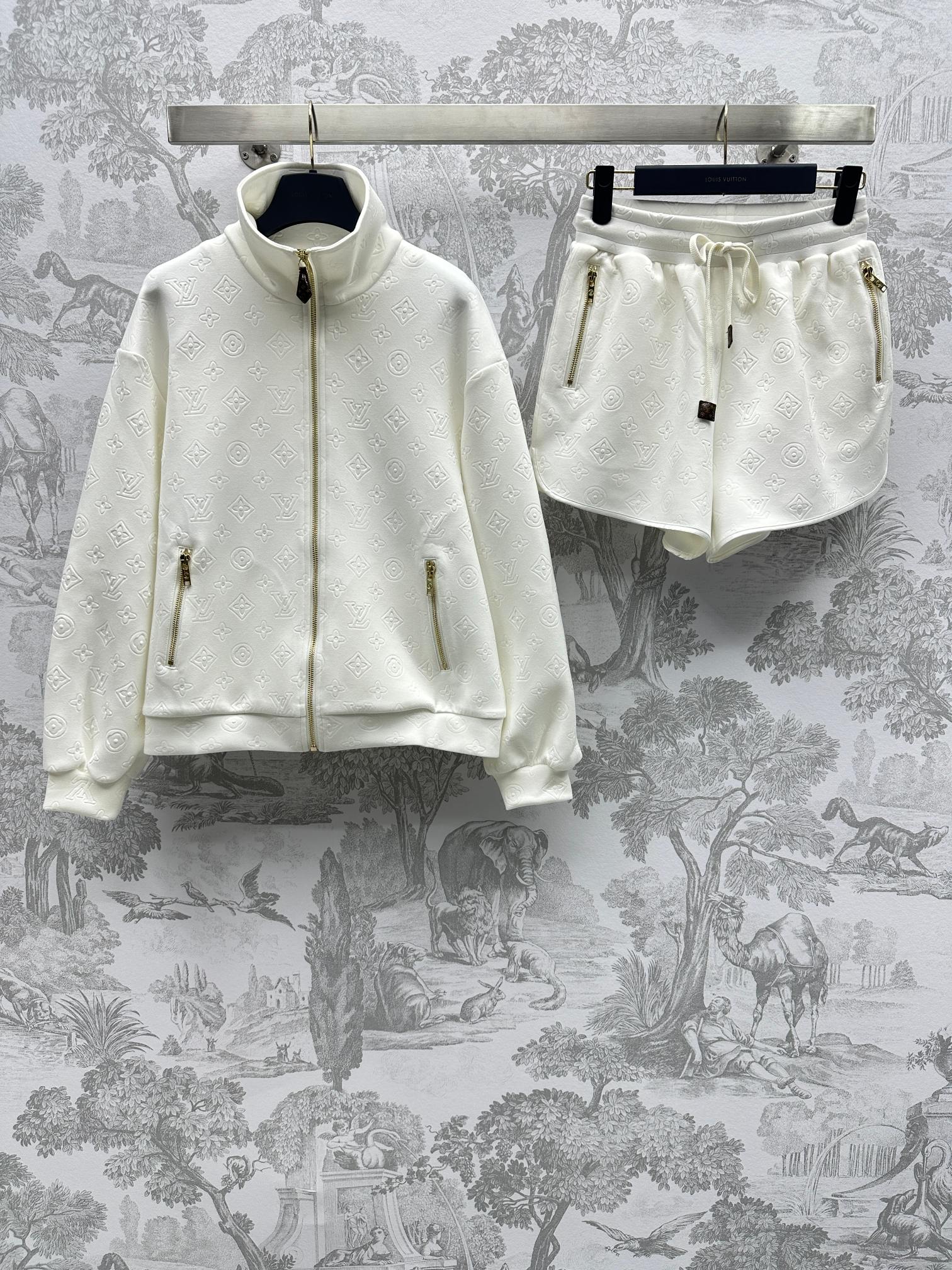 NO:696658,Louis Vuitto* new arrival zipper jacket suit, customized YB imported air cotton material, slightly elastic texture, comfortable against the skin, decorated with embossed all-over coin and old flower patterns, showing the brand charm, development of surface accessories, zipper pocket jacket with webbing side strap shorts, upper body casual and western style, high version 2 colors,, louis vuitton, shorts, jackets & coats,19860909Louis Vuitto*新品上架拉链夹克套装定制YB进口空气棉材质 质感微微弹力 贴肤舒适 饰以压花满印钱币老花图案装饰 呈现品牌魅力 面辅料开发 拉链口袋夹克搭配织带侧带短裤 上身休闲洋气  高版本2色,,louis vuitton,shorts,jackets & coats,,Women's clothing