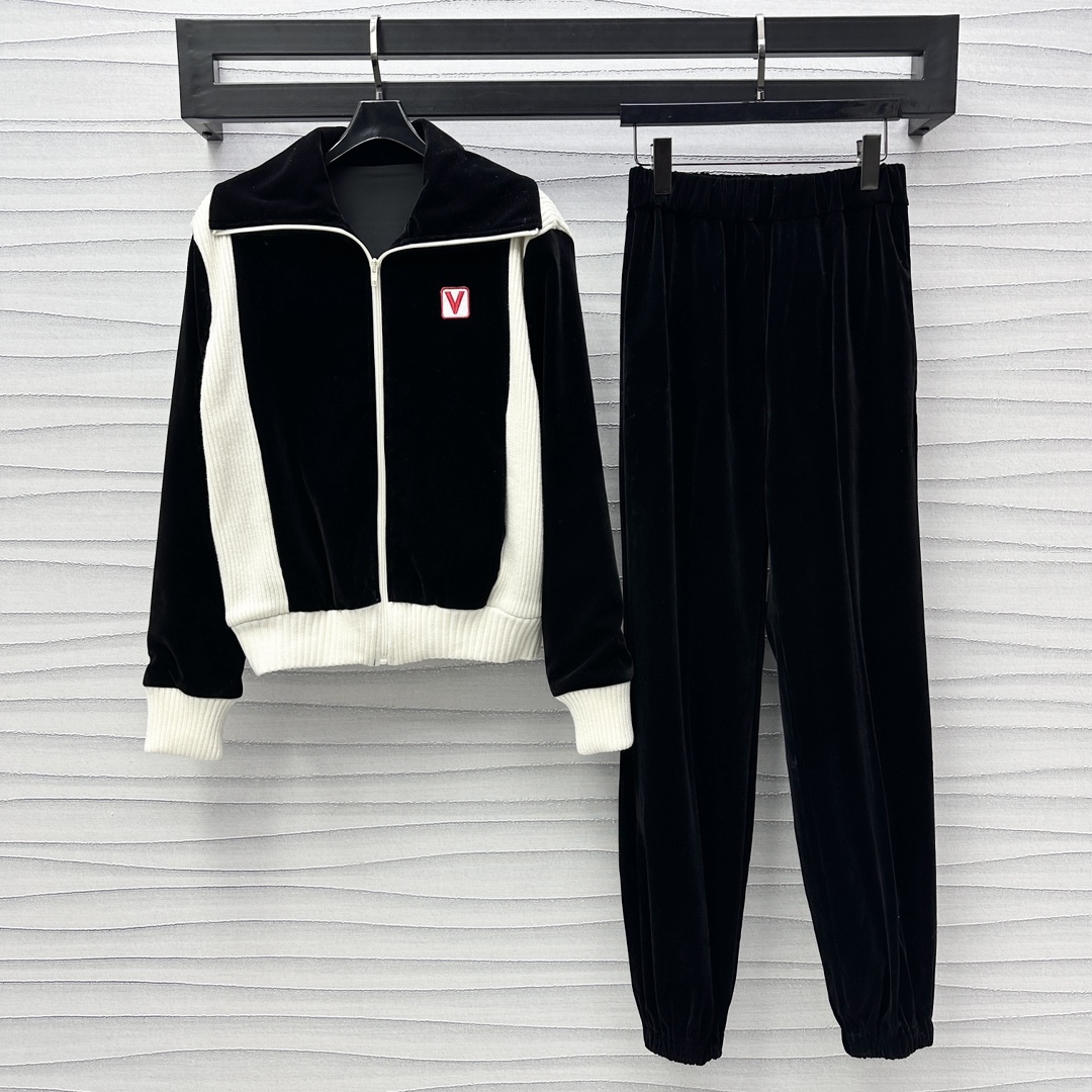 NO:297278,Valentin*2025 new product is on the shelves spliced ​​velvet jacket trousers set custom YB imported velvet material. The glossy texture is not easy to get gray. The large body is treated with white thread contrasting color to add layered style. The chest embroidery V letter logo pattern embellishment tone to highlight the brand tone. The surface and auxiliary materials are developed. Zipper jackets are paired with jogging trousers. The outfit is high-end lazy. The complete set is versatile and there is no mistake. Exquisite and fashionable. High-end version, valentino, jackets & coats, alexander wang19860909Valentin*2025新品上架拼接丝绒外套长裤套装定制YB进口丝绒材质 光泽质感不易沾灰 大身沿用白色螺纹撞色处理 增添造型层次感 胸口刺绣V字母徽标图案点缀装饰 彰显品牌调性 面辅料开发 拉链外套搭配慢跑束脚长裤 穿搭高级慵懒风 成套出街百搭不出错 精致时髦 高版本,,valentino,jackets & coats,alexander wang,Women's clothing