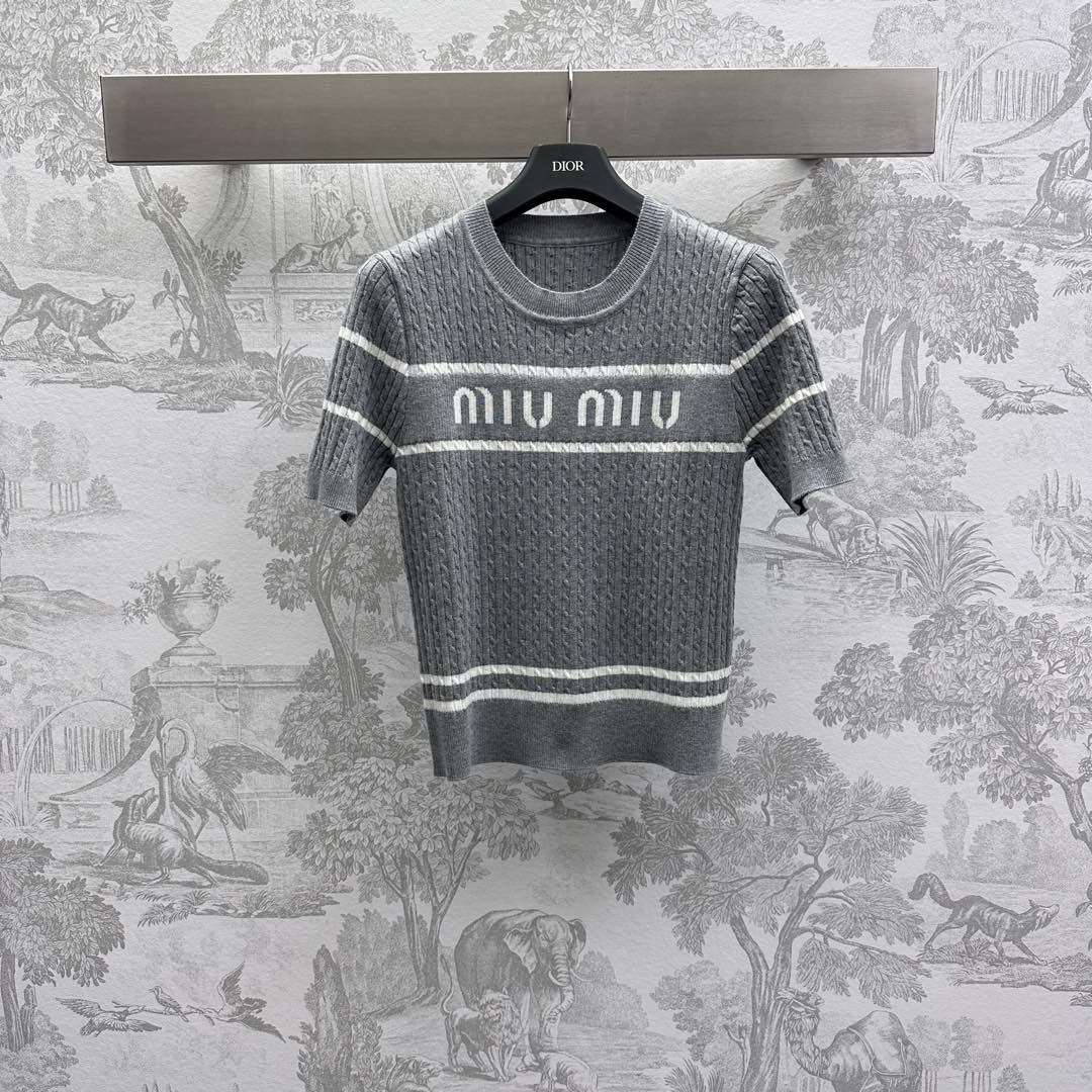 NO:295166,Miumi*'s newest product is available on the shelves of round neck slim short-sleeved knitted custom YB imported wool material, delicate texture, soft and comfortable, threaded edge tightening, add layering, spiral knitted texture, full body spiral knitted texture, elastic characteristics, fit the body shape, make it look slimmer and curved, the cuff hem is decorated with letter logo on the chest, showing the brand tone, versatile style is not picky about age and skin tone, facial accessories development, round neck short-sleeved top cut, randomly matched with skirts and pants, suitable for age-reducing fashionable and fashionable style, high version 2 colors,,miumiu, skirts, T-shirt, alexander wang19860909Miumi*新品上架圆领修身短袖针织定制YB进口羊毛材质 细腻肌理 柔软舒适 螺纹包边收紧处理 增添造型层次感 通体螺旋针织纹理 搭配弹性十足的特性 贴合身型更显瘦显曲线美 袖口衣摆条纹胸前饰以字母徽标装饰 彰显品牌调性 百搭款式不挑年龄肤色 面辅料开发 圆领短袖上衣剪裁 随意搭配裙装裤装 适配减龄时髦洋气风格  高版本2色,,miumiu,skirts,T-shirt,alexander wang,Women's clothing