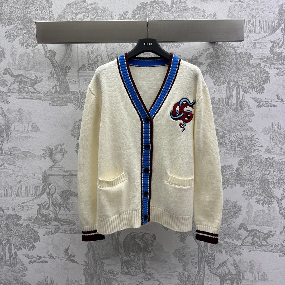NO:295162,Gucc* new product embroidered wool knitted cardigans are on the shelves. Customized YB imported wool knitted material. Comfortable and soft. Fine knitted texture. Full texture. The front cuffs are decorated with contrasting colors as edges to add layering. Double G-winded snake-shaped embroidery logo embellishment on the chest. Show brand tone. Face and auxiliary materials development. V-neck knitted cardigan cut. Layer fashionable and fashionable. Left shoulder-falling regular style. Slack and casual. High-version 2 colors,,gucci,alexander wang19860909Gucc*新品上架刺绣羊毛针织开衫定制YB进口羊毛针织材质 舒适柔软 细密针织纹理 质感十足 前襟袖口饰以撞色为包边处理 增添造型层次感 胸前双G缠绕蛇形刺绣徽标点缀 彰显品牌调性 面辅料开发 V领针织开衫剪裁 叠穿时髦洋气 落肩常规版型 穿搭松弛休闲  高版本2色,,gucci,alexander wang,Women's clothing