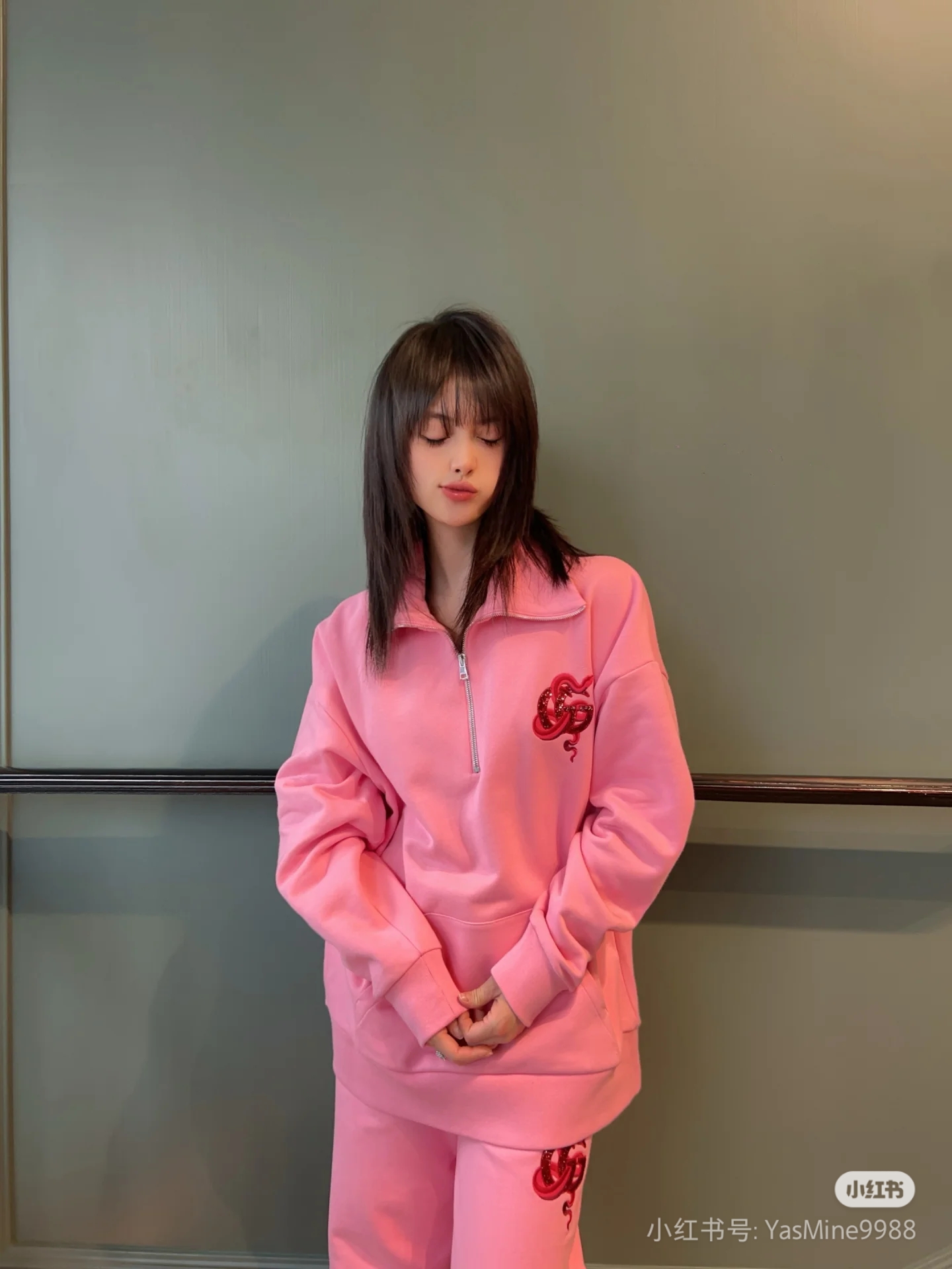 NO:295183,Tops and pants Gucc* New product on the shelves are customized with large lapel sweatshirts and long trousers sets. Customized YB imported native cotton material. Skin-friendly and soft, stands delicate. Large lapel sweatshirt cut. Paired with zipper half-pallet design to add layering of styling. Fashionable and slack. The iconic double G letter logo embellishment on the chest. The snake-shaped pattern is wrapped in echoes the New Year's zodiac signs. The brand tone is highlighted. The cuffs are tightly wrapped around the body. The body is more energetic. The surface accessories are developed. The lapel sweatshirts are matched with the same series of wide-leg trousers. The overall coordination and fashionable. The must-have versatile set for all seasons. You can also buy them separately. High-end version, gucci, hoodie, sweatshirts, alexander wang19860909上衣裤子Gucc*新品上架大翻领卫衣长裤套装定制YB进口原生全棉材质 亲肤柔软 立挺细腻 大翻领卫衣裁剪 搭配拉链半开襟设计 增添造型层次感 时髦松弛 胸前标志性双G字母徽标点缀 蛇形图案缠绕呼应新年生肖 彰显品牌调性 袖口衣摆松紧包裹身形更显活力 面辅料开发 翻领卫衣搭配同系列阔腿长裤 整体协调时髦 四季必备百搭套装 也可分开购入搭配 高版本,,gucci,hoodie,sweatshirts,alexander wang,Women's clothing