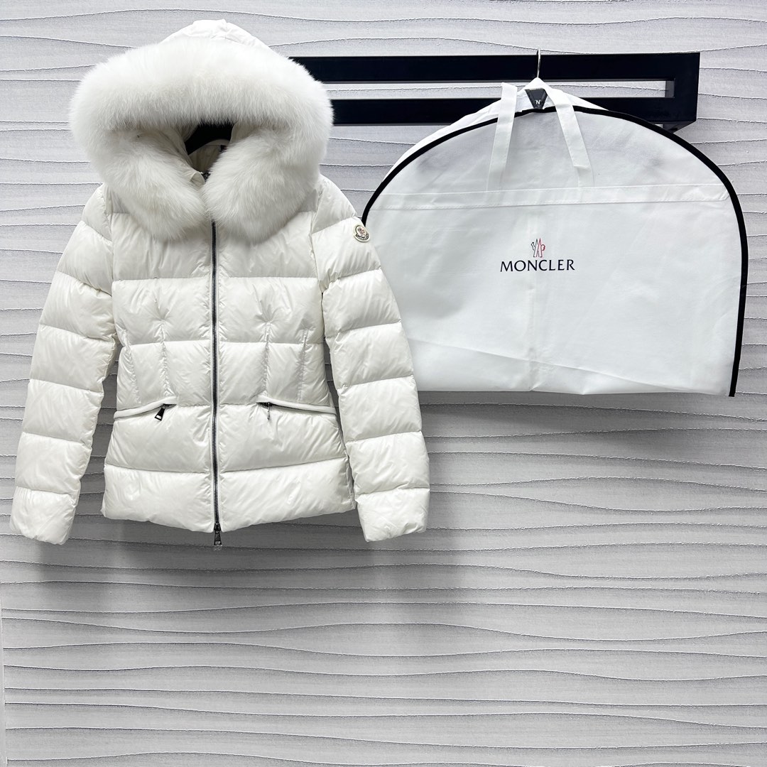NO:295237,Moncle* new product hooded wool collar waist-hugging down jacket customized YB imported windproof and waterproof nylon material, white goose velvet filled with inner lining, light and warm, adopt rectangular strip embossed quilt, fashionable and high-end, plump and crisp, three-dimensional and stylish hooded wool collar design makes the style more slim and inclusive, while taking into account warmth and practicality, comfortable and not picky for crowd outfits, iconic badge decoration on the outside of the arm, highlights the brand tone, waist elastic adjustment, outline the proportion of waistline, surface auxiliary material development, hooded down jacket tailoring, autumn and winter light and fashionable down jacket first choice, equipped with dust bag, filling standard: national standard 90 velvet, filling: white goose velvet, high version 2 colors 0-3,, down jacket, hats, alexander wang19860909Moncle*新品上架连帽毛领收腰羽绒服定制YB进口防风防水尼龙材质 白鹅绒填充内里 轻盈保暖 采用长方条状压纹绗缝 时髦高级 饱满挺括 立体有型 连帽毛领设计 让穿搭风格更为显瘦包容 同时兼顾保暖实用性 舒适不挑人群穿搭 手臂外侧标志性徽章装饰 彰显品牌调性 腰间松紧弹力调节 勾勒腰身线条比例 面辅料开发 连帽羽绒服剪裁 秋冬轻盈时尚羽绒服首选 配有防尘袋 充绒标准:国标90绒 充绒物:白鹅绒 高版本2色0-3,,down jacket,hats,alexander wang,Women's clothing