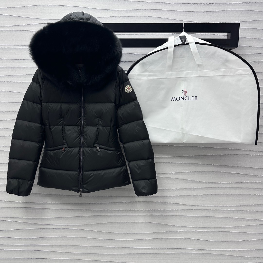 NO:295246,Moncle* new product hooded wool collar waist-hugging down jacket customized YB imported windproof and waterproof nylon material, white goose velvet filled with inner lining, light and warm, adopt rectangular strip embossed quilt, fashionable and high-end, plump and crisp, three-dimensional and stylish hooded wool collar design makes the style more slim and inclusive, while taking into account warmth and practicality, comfortable and not picky for crowd outfits, iconic badge decoration on the outside of the arm, highlights the brand tone, waist elastic adjustment, outline the proportion of waistline, surface auxiliary material development, hooded down jacket tailoring, autumn and winter light and fashionable down jacket first choice, equipped with dust bag, filling standard: national standard 90 velvet, filling: white goose velvet, high version 2 colors 0-3,, down jacket, hats, alexander wang19860909Moncle*新品上架连帽毛领收腰羽绒服定制YB进口防风防水尼龙材质 白鹅绒填充内里 轻盈保暖 采用长方条状压纹绗缝 时髦高级 饱满挺括 立体有型 连帽毛领设计 让穿搭风格更为显瘦包容 同时兼顾保暖实用性 舒适不挑人群穿搭 手臂外侧标志性徽章装饰 彰显品牌调性 腰间松紧弹力调节 勾勒腰身线条比例 面辅料开发 连帽羽绒服剪裁 秋冬轻盈时尚羽绒服首选 配有防尘袋 充绒标准:国标90绒 充绒物:白鹅绒 高版本2色0-3,,down jacket,hats,alexander wang,Women's clothing