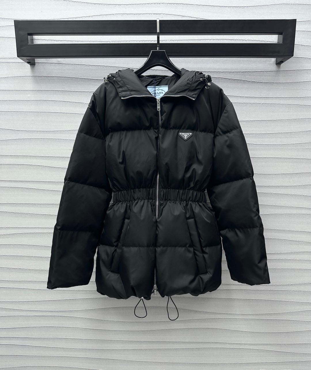 NO:295227,Prad* new product hooded waist down jacket is on the shelves. Customized YB imported shiny windproof and waterproof nylon material. Rectangular embossed white goose down inside. Light and warm. Hooded and elastic belt design highlights personality and fashionable. The chest is decorated with triangular metal badges to highlight the brand tone. Double-sided zipper pockets are warm and practical. Free hands. Matched with double-zipper clothes and drawstrings. The overall upper body is cool and handsome. Developed with auxiliary materials. Regular hooded down jacket tailoring. Fashionable and warm. The first choice for fashionable ski down jackets in autumn and winter. Filling standard: 90 velvet. Filling stuff: white goose down. High version 36 38 40,,prada, down jacket,hats,alexander wang19860909Prad*新品上架连帽收腰羽绒服定制YB进口亮面防风防水尼龙材质 通体长方形压纹 白鹅绒填充内里 轻薄保暖 连帽和弹力束腰带设计 突显个性时髦 胸前饰以三角金属徽章点缀装饰 彰显品牌调性 双侧拉链口袋保暖实用 解放双手 搭配双拉链衣摆抽绳调节 整体上身飒爽帅气 面辅料开发 常规连帽羽绒服剪裁 时髦保暖 秋冬时尚滑雪羽绒服首选 充绒标准:90绒 充绒物:白鹅绒 高版本36 38 40,,prada,down jacket,hats,alexander wang,Women's clothing