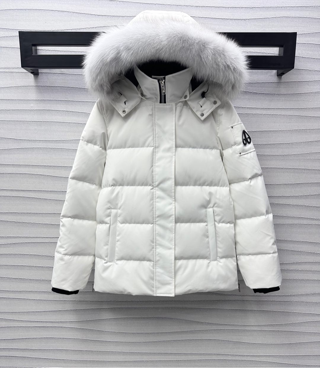 NO:295207,Moose Knuckle* new product is on the shelves of the removable wool collar hooded down jacket customized YB imported windproof and waterproof nylon material, white duck down filling inner lining, light and warm, adopt rectangular strip embossed quilting treatment, full and crisp contour, three-dimensional and stylish, zipper removable wool collar, snap buckle removable hood, add layering of the style, make the style more diverse and personalized, warm and comfortable, not picky for people, iconic badge decoration on the outside of the arm, echoing the hidden letter logo inside the neckline, highlighting the brand tone, surface auxiliary material development, hooded down jacket tailoring, autumn and winter fashionable ski down jacket first choice, down filling standard: national standard 90 velvet, filling stuff: white duck down, high version 2 colors-,, down jacket, hats, alexander wang19860909Moose Knuckle*新品上架可拆卸毛领连帽羽绒服定制YB进口防风防水尼龙材质 白鸭绒填充内里 轻盈保暖 采用长方条状压纹绗缝处理 廓形饱满挺括 立体有型 拉链可拆卸毛领 按扣可拆卸兜帽 增添造型层次感 让穿搭风格更多元个性化 保暖舒适不挑人群穿搭 手臂外侧标志性徽章装饰 与领口内隐藏字母徽标呼应 彰显品牌调性 面辅料开发 连帽羽绒服剪裁 秋冬时尚滑雪羽绒服首选 充绒标准:国标90绒 充绒物:白鸭绒  高版本2色-,,down jacket,hats,alexander wang,Women's clothing