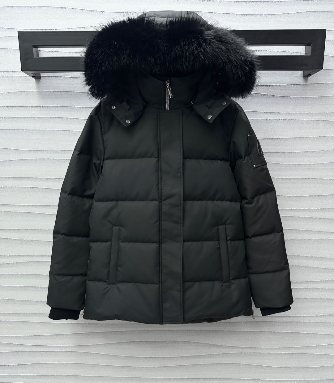 NO:295217,Moose Knuckle* new product is on the shelves of the removable wool collar hooded down jacket customized YB imported windproof and waterproof nylon material, white duck down filling inner lining, light and warm, adopt rectangular strip embossed quilting treatment, full and crisp contour, three-dimensional and stylish, zipper removable wool collar, snap buckle removable hood, add layering of the style, make the style more diverse and personalized, warm and comfortable, not picky for people, iconic badge decoration on the outside of the arm, echoing the hidden letter logo inside the neckline, highlighting the brand tone, surface auxiliary material development, hooded down jacket tailoring, autumn and winter fashionable ski down jacket first choice, down filling standard: national standard 90 velvet, filling stuff: white duck down, high version 2 colors-,, down jacket, hats, alexander wang19860909Moose Knuckle*新品上架可拆卸毛领连帽羽绒服定制YB进口防风防水尼龙材质 白鸭绒填充内里 轻盈保暖 采用长方条状压纹绗缝处理 廓形饱满挺括 立体有型 拉链可拆卸毛领 按扣可拆卸兜帽 增添造型层次感 让穿搭风格更多元个性化 保暖舒适不挑人群穿搭 手臂外侧标志性徽章装饰 与领口内隐藏字母徽标呼应 彰显品牌调性 面辅料开发 连帽羽绒服剪裁 秋冬时尚滑雪羽绒服首选 充绒标准:国标90绒 充绒物:白鸭绒  高版本2色-,,down jacket,hats,alexander wang,Women's clothing