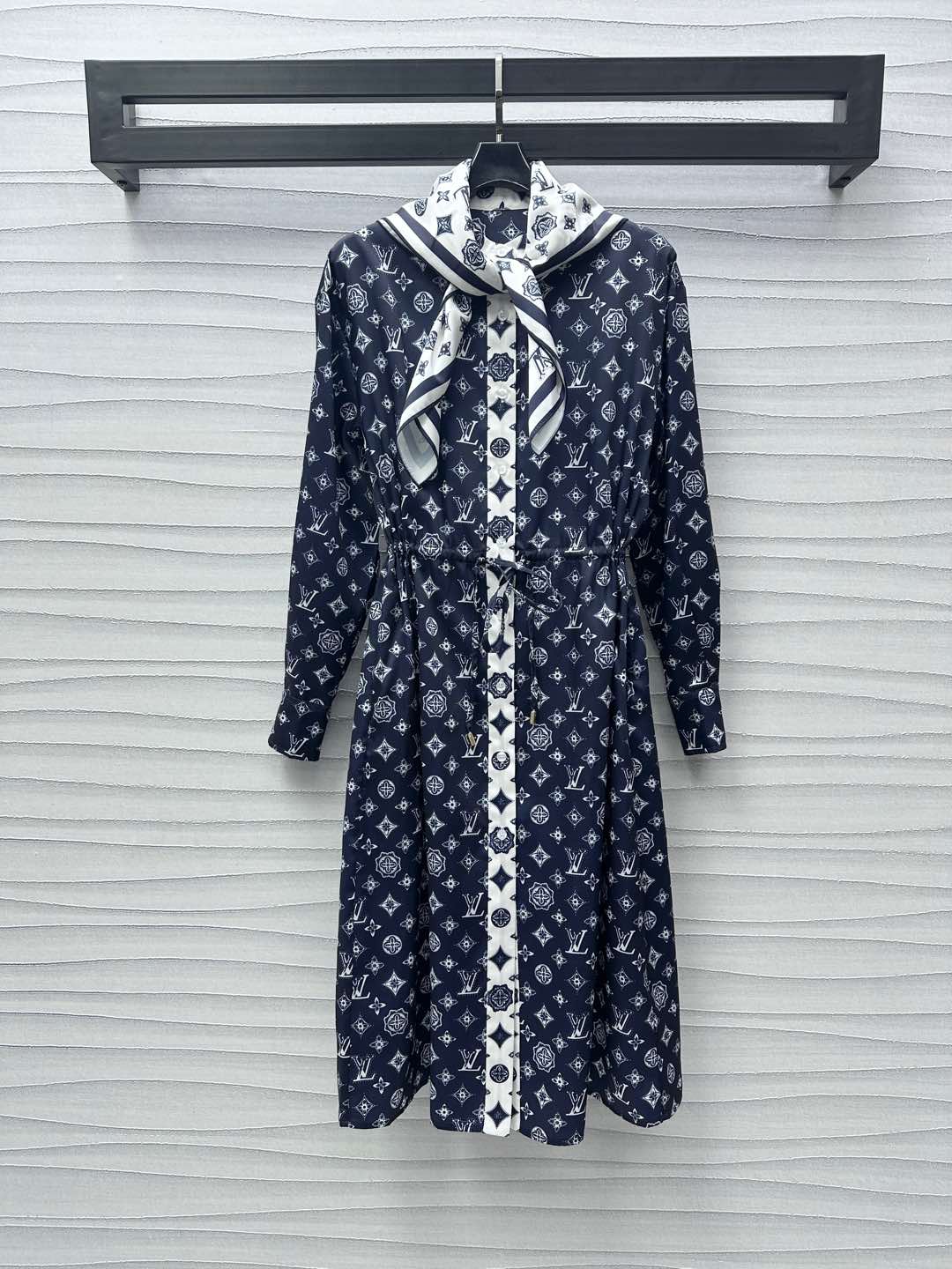 NO:295198,Louis Vuitto*2025 new product is available on the shelves of scarf printed waist shirt skirt custom YB imported twill thick material breathable and comfortable, not easy to draw silk. The iconic classic four-leaf clover elements and presbyterian letters are full of printed patterns to show the brand tone. Slack and fashionable. With a full sense of famous and old money. The neckline has a white edge embellishment with elastic waist design. Outline the graceful figure with classic four-leaf clover letter pattern ribbon. It is randomly matched with concave shape to add elegant layering. The pleated drapes are smoothly modified with the overall lines. The development of surface and auxiliary materials. The round neck shirt long skirt is cut. Fashion and practical. It is versatile in all seasons. Autumn and winter with fur down. Spring and summer single wear. It is definitely a high-end temperament girl. High-end version,,louis vuitton, skirts,shirts,down jacket,alexander wang19860909Louis Vuitto*2025新品上架丝巾印花收腰衬衫裙定制YB进口斜纹稠材质 透气舒适 不易抽丝 标志性经典四叶草元素和老花字母满印图案 彰显品牌调性 松弛时髦 带有满满名媛老钱感 领口前襟白色包边点缀 搭配弹力收腰设计 勾勒曼妙身形 配经典四叶草字母图案丝带 随意搭配凹造型 增添优雅层次感 压褶垂顺修饰整体线条 面辅料开发 圆领衬衣长裙剪裁 时尚与实用兼备四季百搭 秋冬搭配皮草羽绒 春夏单穿 妥妥高阶气质女郎  高版本,,louis vuitton,skirts,shirts,down jacket,alexander wang,Women's clothing