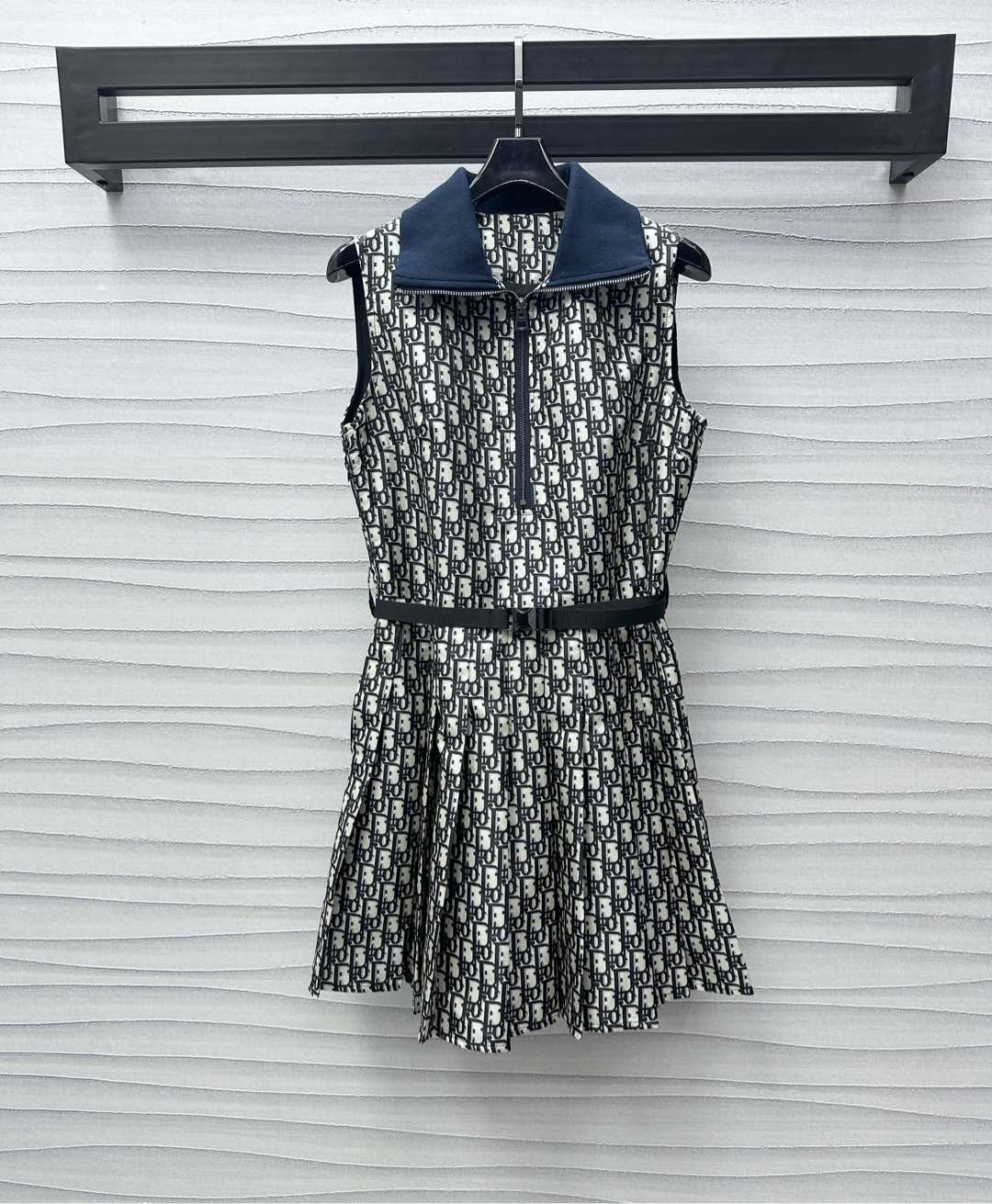 NO:295187,Dio*2025 new product is on the shelves of Jacquard belt vest skirt. Customized YB imported jacquard material. Skin-friendly and delicate, full texture. Half-plate zipper adjustment design. Paired with spiral pattern on the neckline to add layering. Full-print letter jacquard pattern embellishment and decoration to highlight the brand tone. Waist snap buckles and waist adjustment outline waistlines. Face auxiliary materials development. Pleated vest skirt tailoring. The upper body is sweet, cool, fashionable and fashionable. Create an atmosphere and outfit. Suitable for all occasions. 25 early spring new products. High-version, dior, skirts, alexander wang19860909Dio*2025新品上架提花腰带背心裙定制YB进口提花材质 亲肤细腻 质感十足 半襟拉链调节设计 搭配领口螺旋纹包边撞色处理 增添造型层次感 满印字母提花图案点缀装饰 彰显品牌调性 腰间卡扣织带调节收腰 勾勒腰身线条 面辅料开发 压褶背心裙剪裁 上身甜酷洋气高级时髦 营造出氛围感穿搭 适合各种场合 25早春新品  高版本,,dior,skirts,alexander wang,Women's clothing