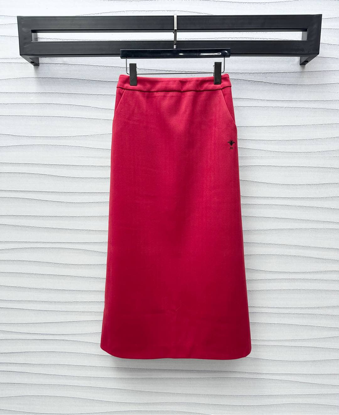 NO:295179,Dio*2025 new product is available on the shelves with high waist straight skirt custom YB imported suede material. High-quality texture, crisp and stylish. Decorated with an invisible zipper behind easily adjusting and encompassing. Front pocket design echoes the fake pockets with the back hips. CD bee embroidered logo embellishment to highlight the brand tone. The back skirt hem is slit to add a sense of styling. Light work details make the outfit more relaxed and casual. Details can better show the brand's sense of high-end style. Developed with accessories. High-waist mid-length skirt tailoring. An indispensable versatile item in the wardrobe. High-version 2 colors, dior, skirts, alexander wang19860909Dio*2025新品上架高腰直筒半裙定制YB进口绒面材质 质感高级 挺括有型 饰以背后隐形拉链轻松调节包容度更高 正面插兜口袋设计 呼应后臀假口袋 CD蜜蜂刺绣徽标点缀装饰 彰显品牌调性 后裙摆开衩处理 增添造型层次感 轻工装细节让穿搭更轻松休闲 细节更能看出品牌高级感 面辅料开发 高腰中长半身裙剪裁 衣橱里必不可少的百搭单品  高版本2色,,dior,skirts,alexander wang,Women's clothing