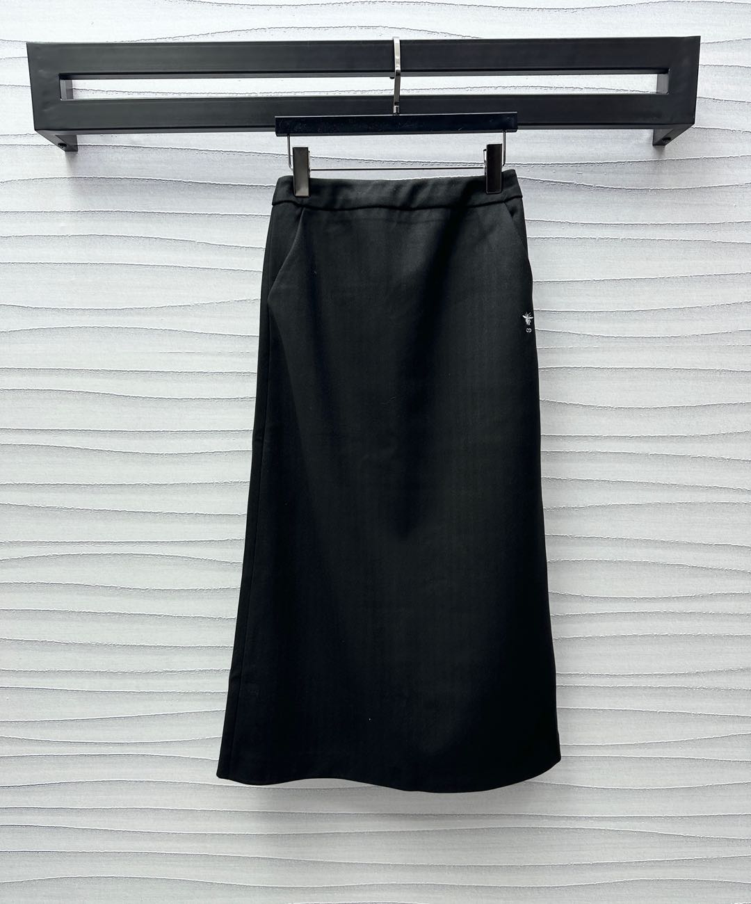 NO:295169,Dio*2025 new product is available on the shelves with high waist straight skirt custom YB imported suede material. High-quality texture, crisp and stylish. Decorated with an invisible zipper behind easily adjusting and encompassing. Front pocket design echoes the fake pockets with the back hips. CD bee embroidered logo embellishment to highlight the brand tone. The back skirt hem is slit to add a sense of styling. Light work details make the outfit more relaxed and casual. Details can better show the brand's sense of high-end style. Developed with accessories. High-waist mid-length skirt tailoring. An indispensable versatile item in the wardrobe. High-version 2 colors, dior, skirts, alexander wang19860909Dio*2025新品上架高腰直筒半裙定制YB进口绒面材质 质感高级 挺括有型 饰以背后隐形拉链轻松调节包容度更高 正面插兜口袋设计 呼应后臀假口袋 CD蜜蜂刺绣徽标点缀装饰 彰显品牌调性 后裙摆开衩处理 增添造型层次感 轻工装细节让穿搭更轻松休闲 细节更能看出品牌高级感 面辅料开发 高腰中长半身裙剪裁 衣橱里必不可少的百搭单品  高版本2色,,dior,skirts,alexander wang,Women's clothing