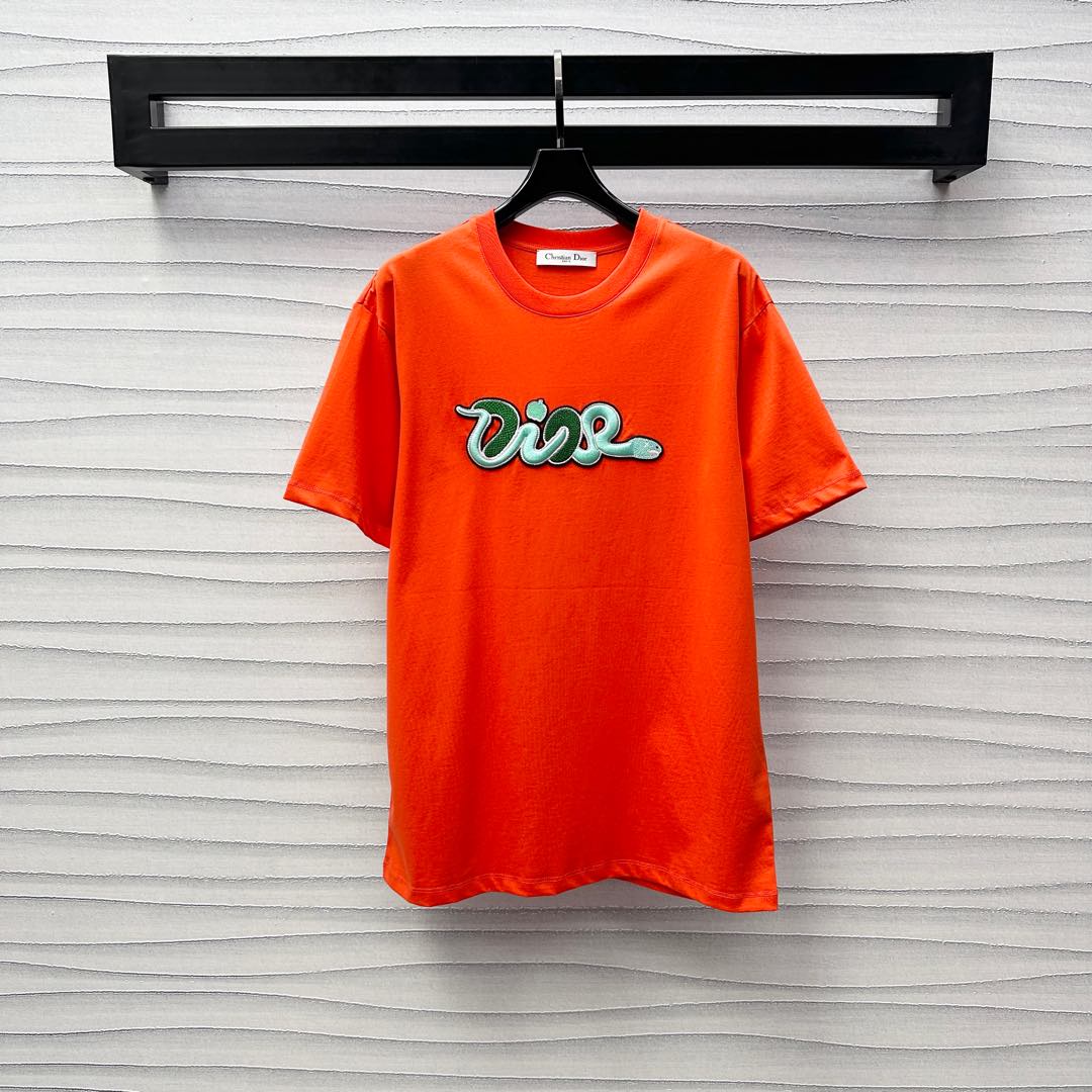 NO:295201,Dio*'s new product is on the shelves of round neck embroidered letters, customized YB imported twill cotton, breathable and comfortable, the front edge of the chest is made of snake-shaped embroidery, showing the brand tone, and echoing the atmosphere of the New Year's zodiac. Fashionable and high-end. Cleverly use color collision and dazzling to create a personalized style. Face and auxiliary materials development. Loose short-sleeved T-shirt cut. The upper body is loose and fashionable. The inner wear is brilliant and fashionable. High-end version 2 colors,,dior,T-shirt,tees,t-shirt,alexander wang19860909Dio*新品上架圆领刺绣字母定制YB进口斜纹全棉材质 透气舒适 胸前沿用卡通画风蛇形图案刺绣勾勒出品牌徽标 彰显品牌调性 同时呼应新年生肖氛围 时尚高级 巧妙运用色彩碰撞十足亮眼 打造个性风格 面辅料开发 宽松短袖T恤剪裁 上身松弛时髦 单穿内搭都出彩时髦  高版本2色,,dior,T-shirt,tees，t-shirt,alexander wang,Women's clothing