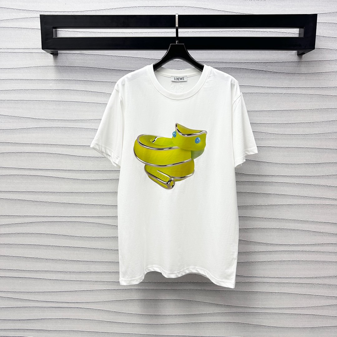 NO:295158,Loew*'s new product is on the shelves of the small green snake round neck print custom YB imported twill cotton material breathable and comfortable The chest is decorated with a small green snake-shaped print pattern and echoes the New Year's zodiac signs, showing the brand tone, simple and fashionable to create a personalized style at will, surface accessories, loose short-sleeved T-shirt tailoring, single wear and inner wear is brilliant and fashionable, 25 early spring new product, high version 2 colors,,loewe, T-shirt,tees, t-shirt,alexander wang19860909Loew*新品上架小绿蛇圆领印花定制YB进口斜纹全棉材质 透气舒适 胸前饰以小绿蛇形印花图案缠绕呼应新年生肖 彰显品牌调性 简约时尚随心打造个性风格 面辅料开发 宽松短袖T恤剪裁 单穿内搭都出彩时髦 25早春新品 高版本2色,,loewe,T-shirt,tees，t-shirt,alexander wang,Women's clothing