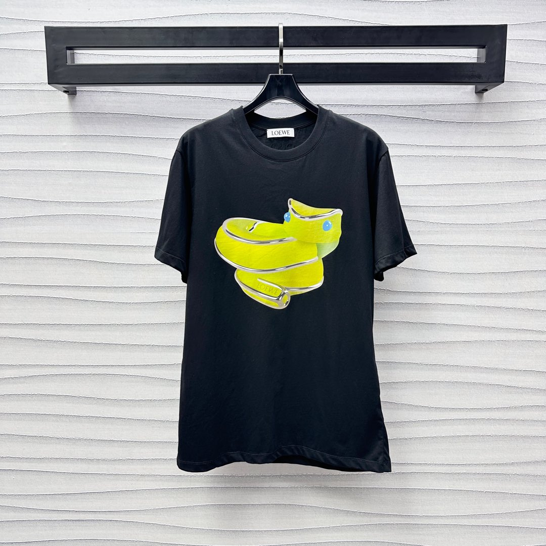 NO:295168,Loew*'s new product is on the shelves of the small green snake round neck print custom YB imported twill cotton material breathable and comfortable The chest is decorated with a small green snake-shaped print pattern and echoes the New Year's zodiac signs, showing the brand tone, simple and fashionable to create a personalized style at will, surface accessories, loose short-sleeved T-shirt tailoring, single wear and inner wear is brilliant and fashionable, 25 early spring new product, high version 2 colors,,loewe, T-shirt,tees, t-shirt,alexander wang19860909Loew*新品上架小绿蛇圆领印花定制YB进口斜纹全棉材质 透气舒适 胸前饰以小绿蛇形印花图案缠绕呼应新年生肖 彰显品牌调性 简约时尚随心打造个性风格 面辅料开发 宽松短袖T恤剪裁 单穿内搭都出彩时髦 25早春新品 高版本2色,,loewe,T-shirt,tees，t-shirt,alexander wang,Women's clothing