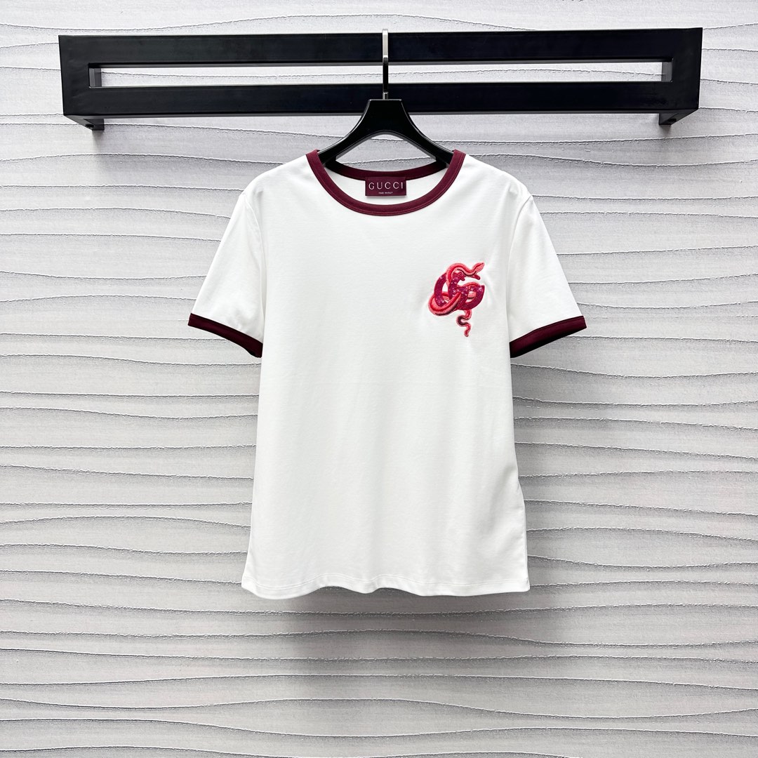 NO:295186,Gucc*2025 new product is on the shelves of snake-shaped round neck print custom YB imported twill cotton material breathable and comfortable, decorated with the same color and edged on the neckline cuffs to add layering of the styling. The iconic double G letter logo on the chest is embellished with the snake-shaped pattern and echoes the New Year's zodiac signs, showing the brand tone Simple and fashionable to create a personalized style at will. The development of surface accessories and accessories loose short-sleeved T-shirt tailoring. The inner wear is brilliant and fashionable. 25 early spring new product. High-version, gucci, T-shirt,tees, t-shirt,alexander wang19860909Gucc*2025新品上架蛇形圆领印花定制YB进口斜纹全棉材质 透气舒适 饰以同色系包边于领口袖口 增添造型层次感 胸前标志性双G字母徽标点缀 蛇形图案缠绕呼应新年生肖 彰显品牌调性 简约时尚随心打造个性风格 面辅料开发 宽松短袖T恤剪裁 单穿内搭都出彩时髦 25早春新品 高版本,,gucci,T-shirt,tees，t-shirt,alexander wang,Women's clothing