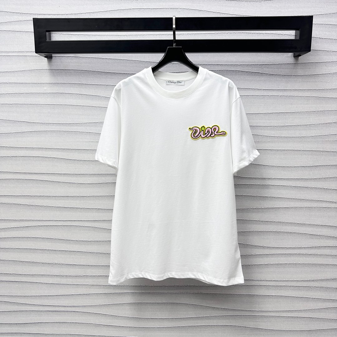 NO:295178,Dio*'s new product is on the shelves of round neck embroidered letters, customized YB imported twill cotton, breathable and comfortable, the front edge of the chest is outlined with a cartoon style snake-shaped embroidery pattern, highlighting the brand tone, and echoing the atmosphere of the New Year's zodiac. Fashionable and high-end black and white classic collision pink pattern, full of eye-catching, creating a personalized style, surface auxiliary materials development, loose short-sleeved T-shirt tailoring, single wear and inner wear is brilliant and fashionable, high-end 2 colors,,dior,T-shirt,tees,t-shirt,alexander wang19860909Dio*新品上架圆领刺绣字母定制YB进口斜纹全棉材质 透气舒适 胸前沿用卡通画风蛇形刺绣图案勾勒出品牌徽标 彰显品牌调性 同时呼应新年生肖氛围 时尚高级 黑白经典碰撞粉色图案 十足亮眼 打造个性风格 面辅料开发 宽松短袖T恤剪裁 单穿内搭都出彩时髦  高版本2色,,dior,T-shirt,tees，t-shirt,alexander wang,Women's clothing