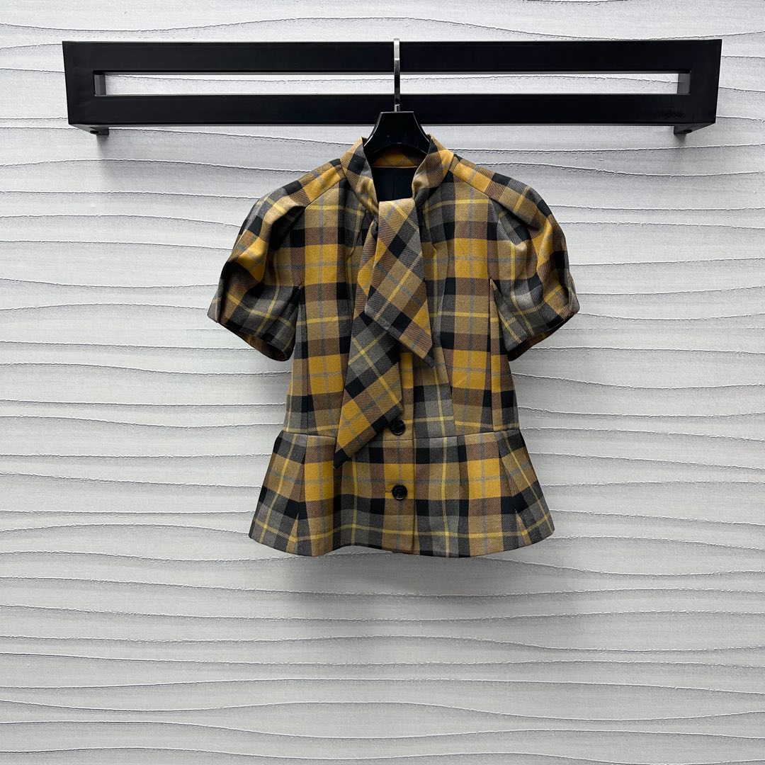 NO:295172,Dio*'s newest plaid ribbon short-sleeved jacket is on the shelves. Customized YB imported fine imitation wool material. Stand upright and hang smoothly. Contrasting color positioning plaid color matching highlights the brand tone and presents the Scottish style. The neckline streamers are loosened to add a sense of styling. The surface and auxiliary materials are developed. The flying sleeve slim jacket style is cut. The upper body covers the flesh and waist is more curvy. The outfit is retro and fashionable. Series development. High-end version,,dior,jackets & coats,T-shirt,alexander wang19860909Dio*新品上架格纹飘带短袖外套定制YB进口精仿羊毛材质 立挺垂顺 沿用撞色定位格纹配色 彰显品牌调性 呈现苏格兰风格气息 领口飘带可系可松 增添造型层次感 面辅料开发 飞袖修身外套版型剪裁 上身遮肉收腰更显曲线美 穿搭复古时髦 系列开发 高版本,,dior,jackets & coats,T-shirt,alexander wang,Women's clothing