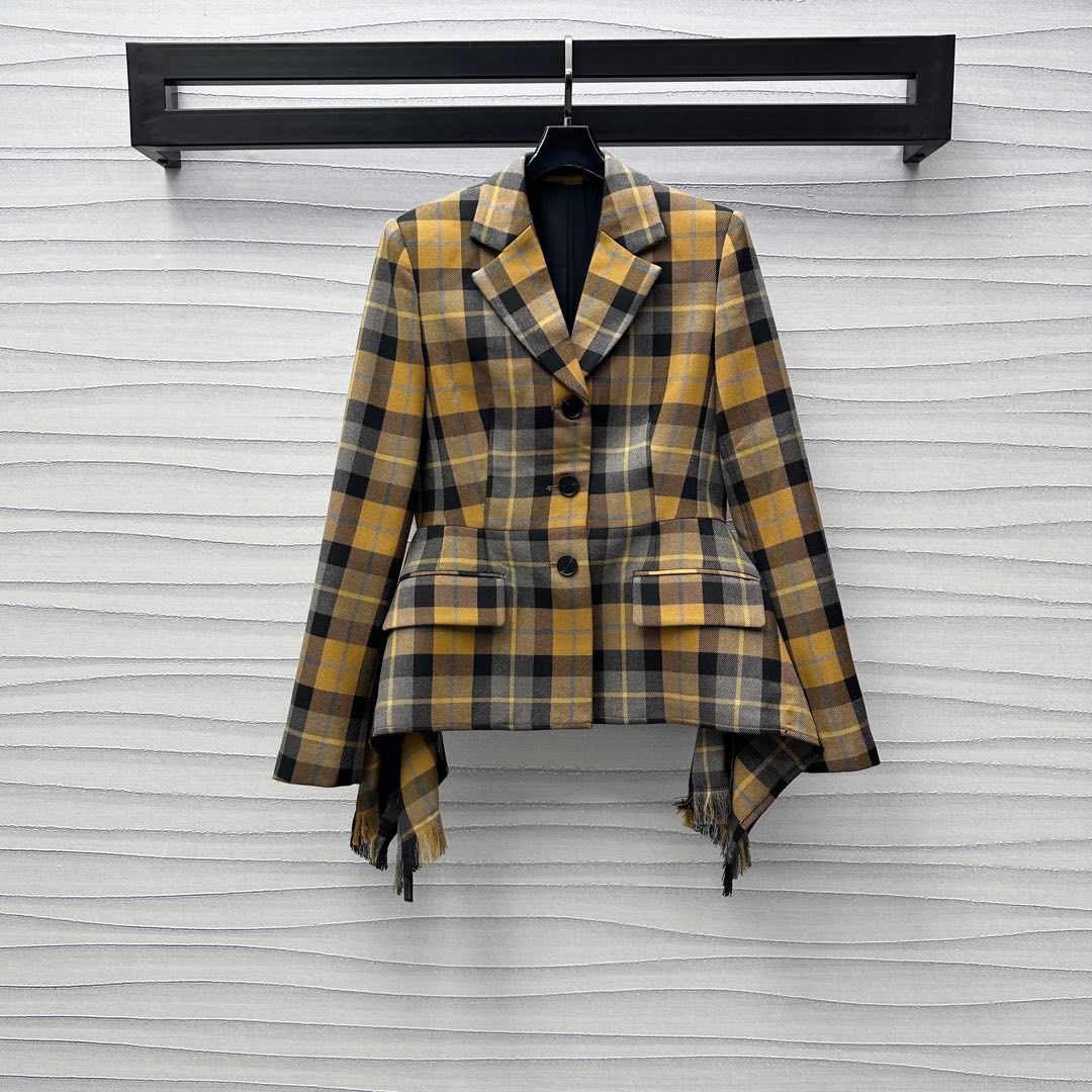 NO:295181,Dio*'s new plaid front shoulder suit jacket is customized with YB imported fine imitation wool material, stand upright and squished, contrasting color positioning plaid color matching, highlighting the brand tone, presenting Scottish style, single-row button adjustment design, paired with symmetrical flip pocket embellishment, adding layered styling, irregular and obliquely stacked wool edge treatment, rich visual effects, surface auxiliary materials development, gun lapel suit jacket style cut, upper body covering flesh and waist covering more curvy, retro and fashionable outfit series development, high version,,dior, jackets & coats, business suit,alexander wang19860909Dio*新品上架格纹正肩西服外套定制YB进口精仿羊毛材质 立挺垂顺 沿用撞色定位格纹配色 彰显品牌调性 呈现苏格兰风格气息 单排纽扣调节设计 搭配对称翻盖口袋点缀装饰 增添造型层次感 双侧后衣摆不规则斜分堆叠毛絮边处理 丰富视觉效果 面辅料开发 枪驳翻领西装外套版型剪裁 上身遮肉收腰更显曲线美 穿搭复古时髦 系列开发 高版本,,dior,jackets & coats,business suit,alexander wang,Women's clothing