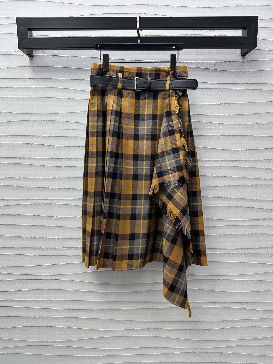NO:295185,Dio*'s new product is on the shelves of the plaid belt and pleated skirt. Customized YB imported fine imitation wool material. Stand upright and hang smoothly. Contrasting color positioning plaid color matching to highlight the brand tone. Show the Scottish style. One-piece skirt hem pleated process. Matched with irregular oblique stacked wool edges. Rich visual effect. Add a sense of styling. Developed with auxiliary materials. High waist mid-length skirt style cut. The upper body lengthens the leg lines. The outfit is retro and fashionable. Series development. High version, dior, skirts, alexander wang.19860909Dio*新品上架格纹皮带压褶半裙定制YB进口精仿羊毛材质 立挺垂顺 沿用撞色定位格纹配色 彰显品牌调性 呈现苏格兰风格气息 一片式裙摆压褶工艺处理 搭配不规则斜分堆叠毛絮边处理 丰富视觉效果 增添造型层次感 面辅料开发 高腰中长半身裙版型剪裁 上身拉长腿部线条 穿搭复古时髦 系列开发 高版本,,dior,skirts,alexander wang,Women's clothing