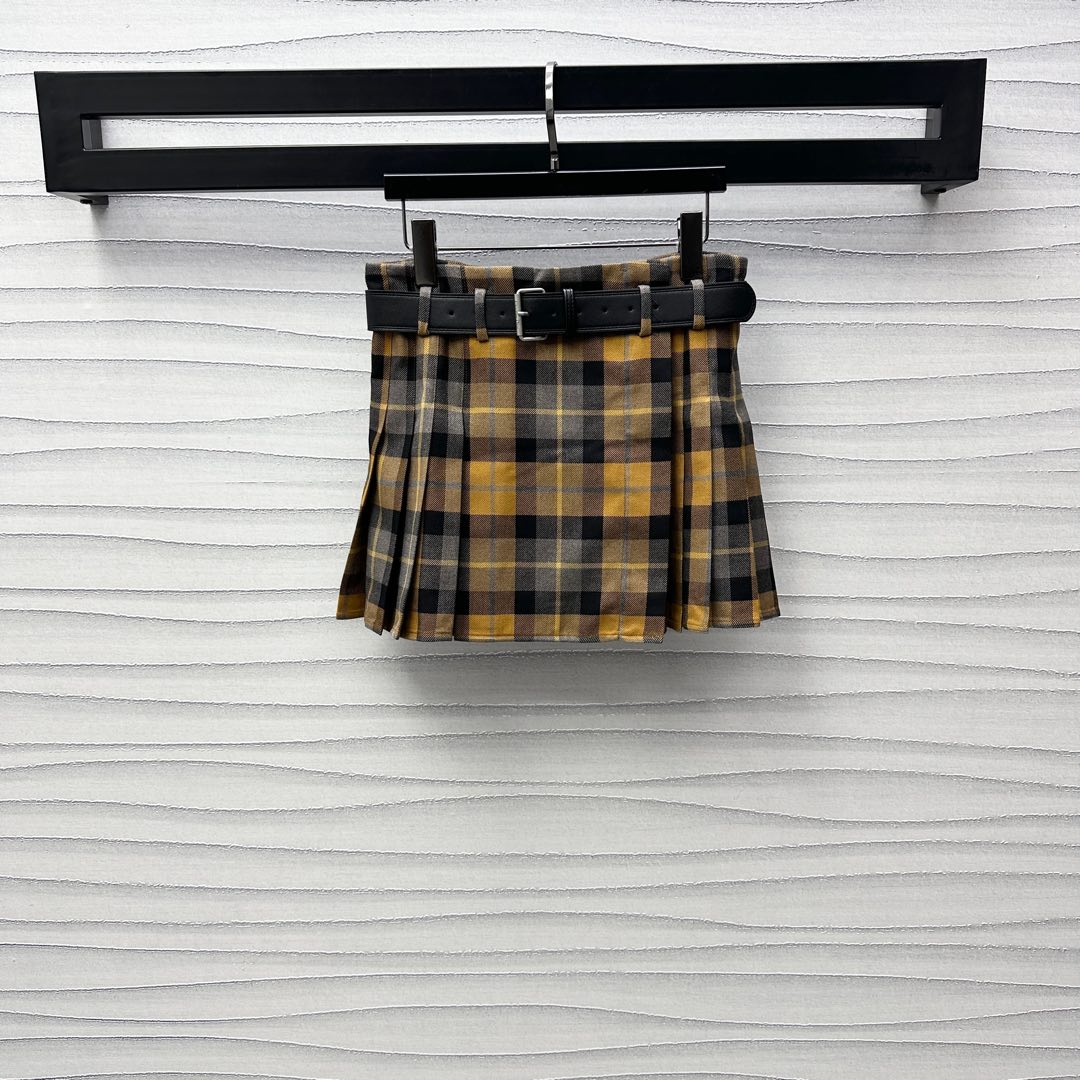 NO:295176,Dio*'s new product is on the shelves of plaid belt pleated skirts. Customized YB imported fine imitation wool material. Stand upright and hang smoothly. Contrasting color positioning plaid colors to highlight the brand tone. Scottish style. Woman is matched with widened lettering belts to outline the waist. Skirt hem pleated craftsmanship to add a sense of styling. Appropriate and neat. Developed with auxiliary materials. High-waisted pleated skirt style cut. The upper body lengthens the leg lines. The retro and fashionable outfit series development. High-version, dior, skirts, alexander wang.19860909Dio*新品上架格纹皮带百褶短裙定制YB进口精仿羊毛材质 立挺垂顺 沿用撞色定位格纹配色 彰显品牌调性 呈现苏格兰风格气息 腰间搭配加宽刻字皮带勾勒腰身 裙摆压褶工艺处理 增添造型层次感 服帖利落 面辅料开发 高腰百褶短裙版型剪裁 上身拉长腿部线条 穿搭复古时髦 系列开发 高版本,,dior,skirts,alexander wang,Women's clothing