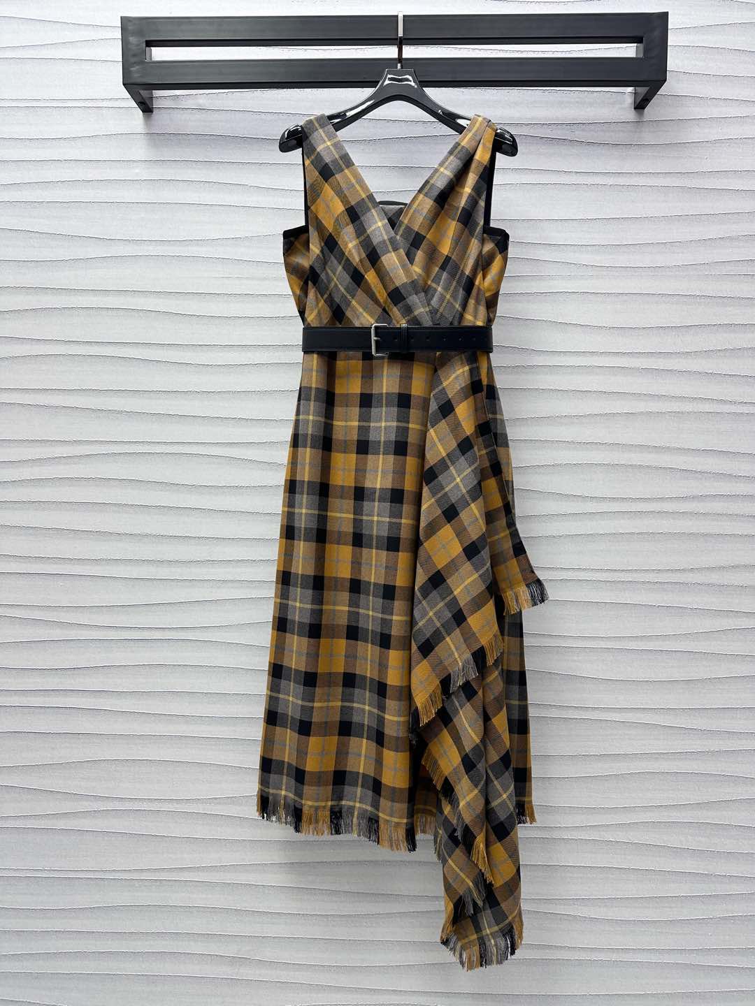 NO:295189,Dio*'s newest product is on the shelves of the plaid deep V-belt dress with custom YB imported fine imitation wool material, stand upright and hang smoothly, use contrasting colors to position the plaid color matching to highlight the brand tone, presenting the Scottish style atmosphere, with widened lettering belts at the waist outline the waist, matched with irregular skirt hem press pleated breasted tassel process to add layering of the styling, surface auxiliary materials development V-neck dress style cut, upper body covering the flesh and waist to show more curvy beauty, retro and fashionable dress series development High-version, dior, skirts, alexander wang19860909Dio*新品上架格纹深V腰带连衣裙定制YB进口精仿羊毛材质 立挺垂顺 沿用撞色定位格纹配色 彰显品牌调性 呈现苏格兰风格气息 腰间搭配加宽刻字皮带勾勒腰身 搭配不规则裙摆压褶毛边流苏工艺处理 增添造型层次感 面辅料开发 V领连衣裙版型剪裁 上身遮肉收腰更显曲线美 穿搭复古时髦 系列开发 高版本,,dior,skirts,alexander wang,Women's clothing