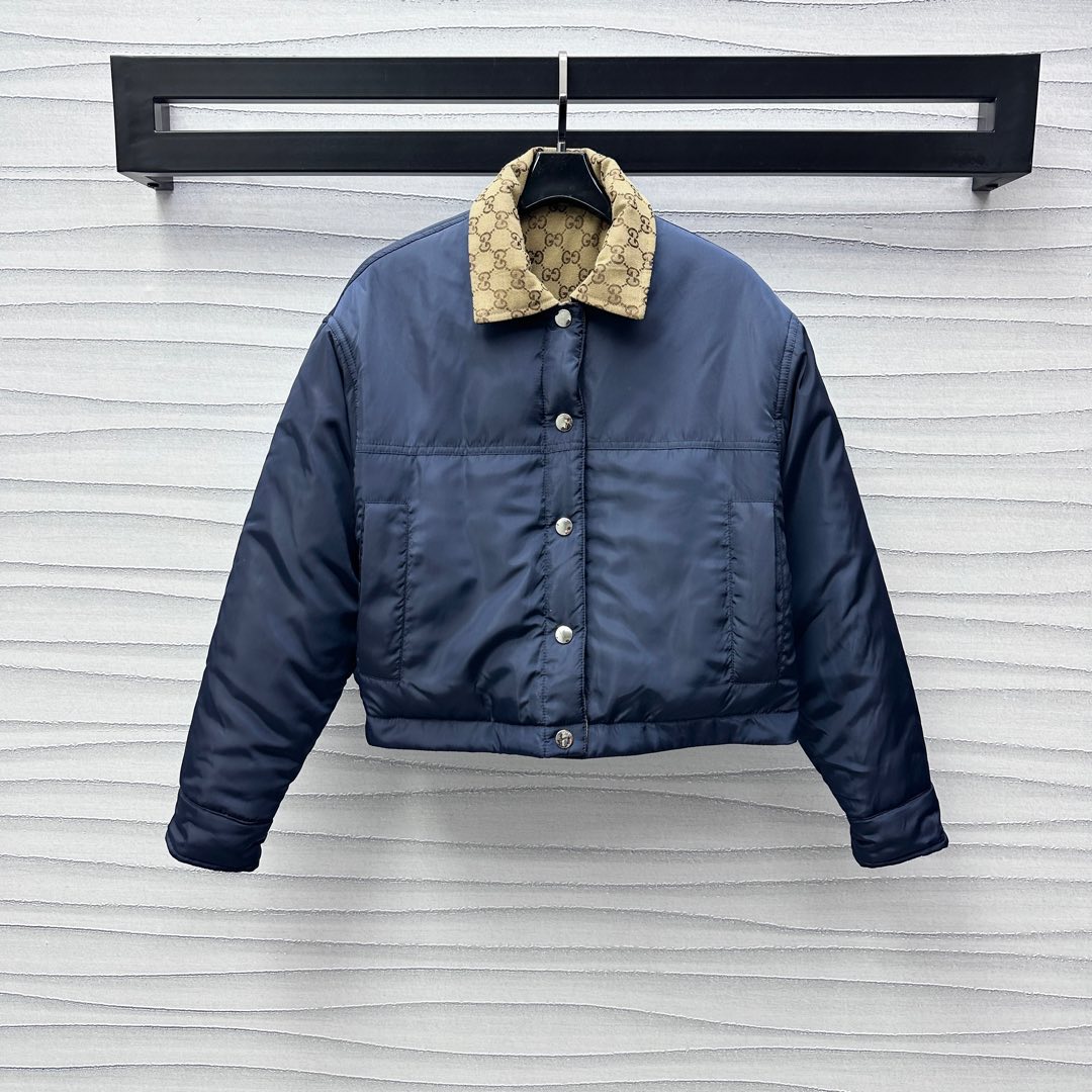 NO:295195,Gucc* new product is on the shelves of double-sided lapel cotton jackets custom YB imported jacquard nylon material, down cotton filling inner light and warm, adopt the design concept of two-sided wear, one side full of double-G jacquard iconic letters, matched with brand brown, highlight the brand tone, style and taste are easily revealed, one side of the navy blue plain color and folding collar contrast reveals jacquard, adding layering of styling, low-key luxury, wear method changes with the heart, adapt to more wear occasions and personal styles, regular loose style, fashionable and inclusive, slimming, surface auxiliary materials development, lapel snap jacket tailoring, autumn and winter versatile items, no regrets about warm winter jackets, high-end version, gucci, jackets & coats, jackets & coats, down jacket, alexander wang19860909Gucc*新品上架双面翻领棉服外套定制YB进口提花尼龙材质 羽绒棉填充内里 轻薄保暖 沿用两面穿设计理念 一面满印双G提花标志性字母 搭配品牌棕色 彰显品牌调性 格调品味轻松显现 一面藏蓝素色配合翻折领撞色露出提花 增添造型层次感 低调奢华 穿法随心而变 适配更多穿搭场合和个人风格 常规宽松版型 时尚包容显瘦 面辅料开发 翻领按扣夹克外套剪裁 秋冬百搭好物 入手不悔暖冬外套  高版本,,gucci,jackets & coats,jackets & coats,down jacket,alexander wang,Women's clothing