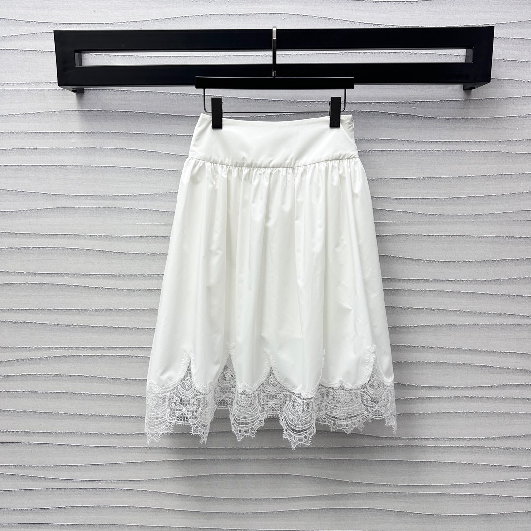 NO:296005,SKFM* Niche 2025 new product launches lace skirt custom YB imported twill cotton material, soft and skin-friendly, comfortable and not easy to wrinkle. The skirt decoration is decorated with hollow wavy lace lace embellishment to highlight the brand tone. High-waisted pleated skirt design treatment adds a sense of styling and reveals the sweet and cute atmosphere. It presents an exclusive well-behaved college style. The development of facial accessories. Umbrella-shaped skirt tailoring. Easy to highlight the charm of long legs. The top is pure and full. High-version, skirts, alexander wang19860909SKFM*小众2025新品上架蕾丝花边半裙定制YB进口斜纹全棉材质 柔软亲肤 舒适不易皱 裙摆饰以镂空波浪蕾丝花边点缀装饰 彰显品牌调性 高腰压褶裙摆设计处理 增添造型层次感 尽显甜美可爱气息穿搭 呈现专属乖巧学院风格 面辅料开发 伞状半身裙剪裁 轻松突出长腿魅力 随意搭配上装清纯满分  高版本,,skirts,alexander wang,Women's clothing