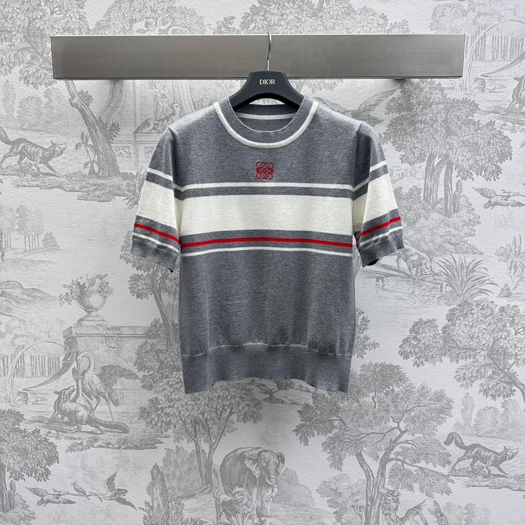 NO:297256,Loew*2025 new product is available on the shelves of round neck striped short sleeve knitted custom YB imported wool knitted material Delicate texture Soft and comfortable Neck cuffs Hem threaded edge tightening process Adding styling layering The chest is decorated with multi-color thick and thin stripes contrasting color design Iconic embroidery logo embellishment to highlight the brand tone Versatile styles that do not pick the body and skin tone Facial accessories Development Round neck short sleeve top cut Matching skirts and trousers fashionable retro High version 2 colors, Loewe, skirts, T-shirt, alexander wang19860909Loew*2025新品上架圆领条纹短袖针织定制YB进口羊毛针织材质 细腻肌理 柔软舒适 领口袖口衣摆螺纹包边收紧处理 增添造型层次感 胸前饰以多色粗细条纹撞色设计 标志性刺绣徽标点缀装饰 彰显品牌调性 百搭款式不挑身材肤色 面辅料开发 圆领短袖上衣剪裁 搭配裙装裤装时髦复古 高版本2色,,loewe,skirts,T-shirt,alexander wang,Women's clothing
