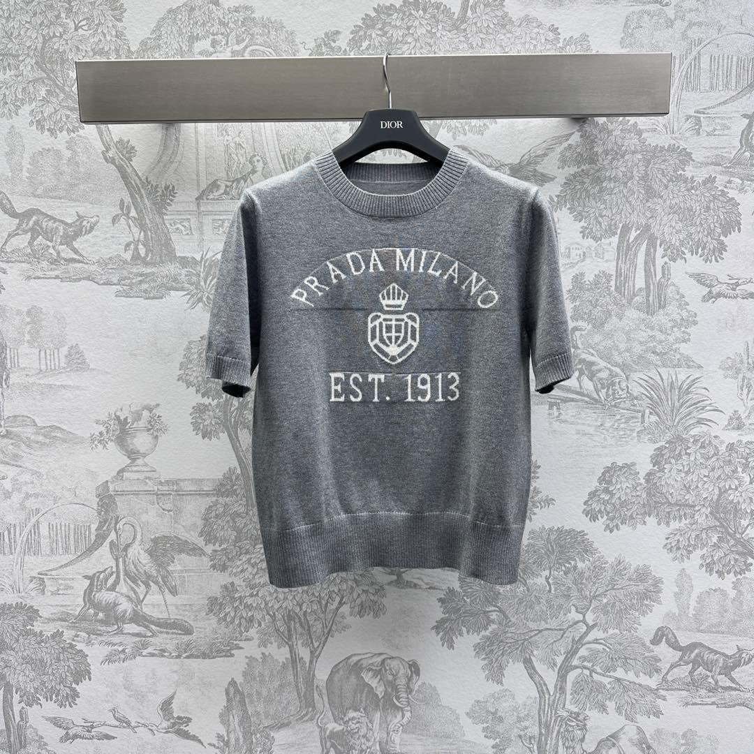 NO:297260,Prad*2025 new product launches round neck short-sleeved knitted tops customized YB imported wool knitted material, delicate texture, soft and comfortable, threaded edge tightening, add layering, letter logo on the chest with crown pattern embellishment, highlight the brand tone, versatile style does not pick the age skin tone, facial accessories development, round neck short-sleeved top cut, loose style makes it look slimmer and inclusive, adapted to group trousers fashionable and retro, high version 2 colors,,prada,T-shirt,alexander wang19860909Prad*2025新品上架圆领短袖针织上衣定制YB进口羊毛针织材质 细腻肌理 柔软舒适 螺纹包边收紧处理 增添造型层次感 胸前字母徽标搭配皇冠图案点缀 彰显品牌调性 百搭款式不挑年龄肤色 面辅料开发 圆领短袖上衣剪裁 宽松版型更显瘦包容 适配群装裤装时髦复古  高版本2色,,prada,T-shirt,alexander wang,Women's clothing