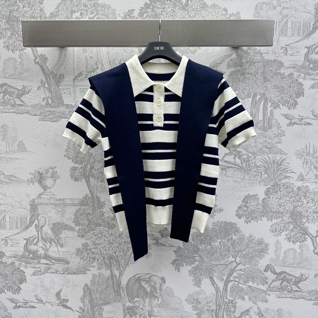 NO:297258,Dio*2025 new product is available on the shelves of shawl collar striped knitted custom YB imported wool knitted material, obvious wool texture, comfortable and stylish, classic striped texture, matched with collar edge, add layering, full of navy style tone, lace-up unbuttoned loose and lazy, tied with elegant and chic, realize one dress, two wears, bee letter logo embroidered on the waist, highlight the brand tone, regular slim fit style, surface auxiliary material development, shawl lapel sweater cut, full of Korean style outfit, high version 2 colors,,dior,sweaters,shawls,alexander wang19860909Dio*2025新品上架披肩领条纹针织定制YB进口羊毛针织材质 明显毛感肌理 舒适有型 经典条纹肌理 搭配领边拼接披肩设计 增添造型层次感 尽显海军风格调 系带解开松弛慵懒 系上优雅别致 实现一衣两穿 腰侧蜜蜂字母标刺绣徽标点缀 彰显品牌调性 常规修身版型 面辅料开发 披肩翻领毛衣剪裁 上身满满韩系范穿搭  高版本2色,,dior,sweaters,shawls,alexander wang,Women's clothing