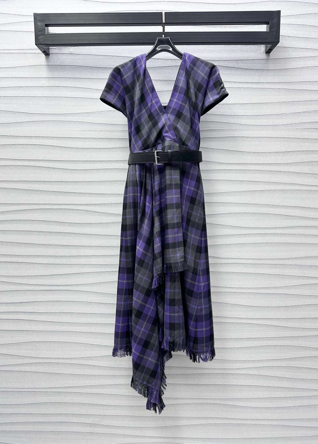 NO:298284,Dio*2025 new product is on the shelves of plaid belt shawl dress with custom YB imported fine imitation wool material, stand upright and hang smoothly, use contrasting colors to position the plaid color to highlight the brand tone, presenting the Scottish style atmosphere, with widened lettering belts at the waist outlined, one-length shawl backless design, matched with irregular skirt hem press pleated breasted tassel process to add layering, surface auxiliary materials development, V-neck dress style cut, upper body covering the flesh and waist to show more curvy, retro and fashionable outfit series development, high version, dior, skirts, shawls, alexander wang19860909Dio*2025新品上架格纹腰带披肩连衣裙定制YB进口精仿羊毛材质 立挺垂顺 沿用撞色定位格纹配色 彰显品牌调性 呈现苏格兰风格气息 腰间搭配加宽刻字皮带勾勒腰身 一字领披肩露背设计 搭配不规则裙摆压褶毛边流苏工艺处理 增添造型层次感 面辅料开发 V领连衣裙版型剪裁 上身遮肉收腰更显曲线美 穿搭复古时髦 系列开发 高版本,,dior,skirts,shawls,alexander wang,Women's clothing