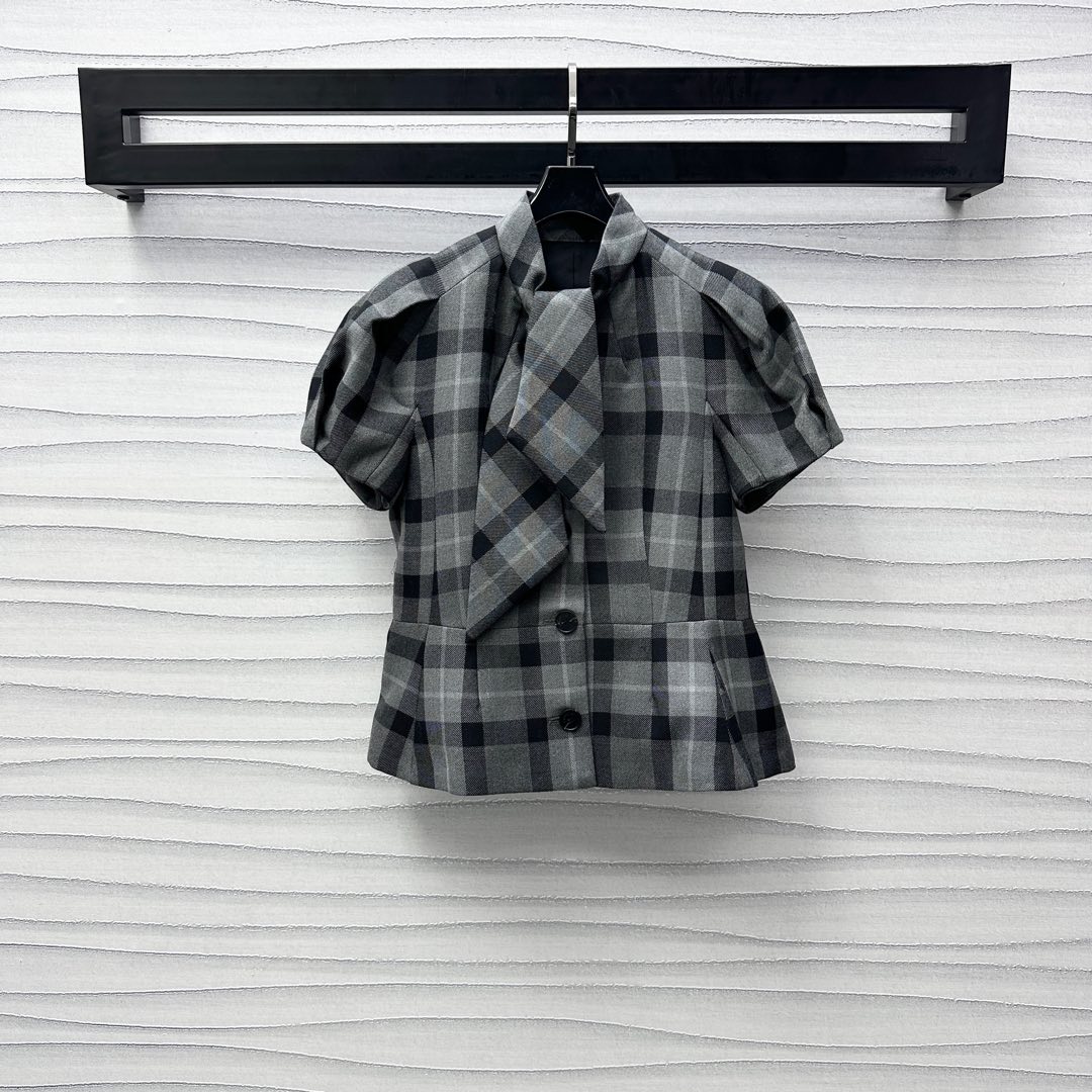 NO:314223,Dio*2025 new product is on the shelves of plaid streamer short-sleeved jacket customized YB imported fine imitation wool material, stand upright and squished, use contrasting colors to position the plaid color matching to highlight the brand tone, presenting the Scottish style atmosphere, neckline streamers can be loosened, adding a sense of styling, surface auxiliary materials development, fly sleeve slim jacket style cut, upper body covers flesh and waist to show more curvy, retro and fashionable outfit series development, dior, jackets & coats, T-shirt, alexander wang19860909Dio*2025新品上架格纹飘带短袖外套定制YB进口精仿羊毛材质 立挺垂顺 沿用撞色定位格纹配色 彰显品牌调性 呈现苏格兰风格气息 领口飘带可系可松 增添造型层次感 面辅料开发 飞袖修身外套版型剪裁 上身遮肉收腰更显曲线美 穿搭复古时髦 系列开发,,dior,jackets & coats,T-shirt,alexander wang,Women's clothing