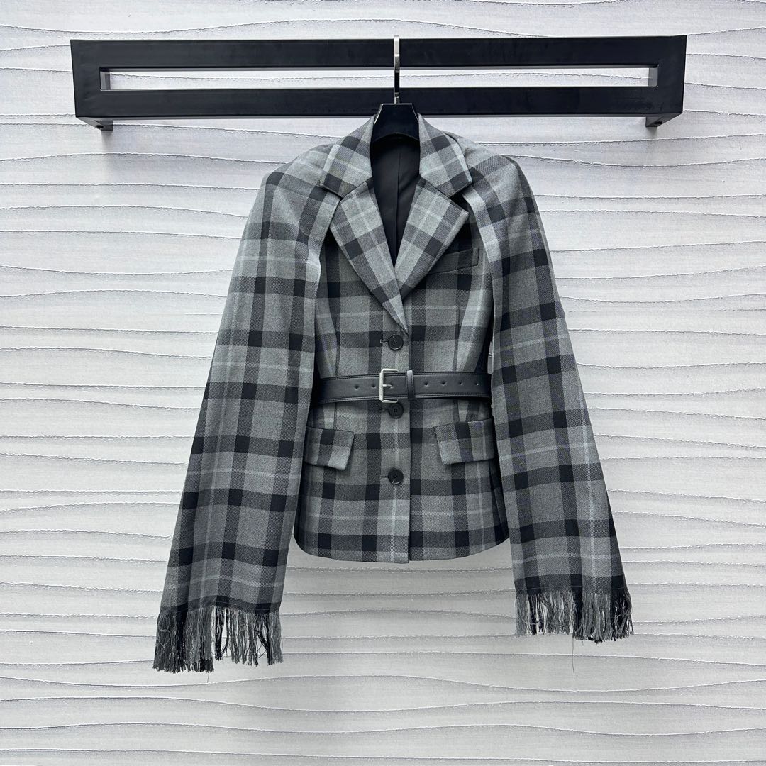 NO:314192,Dio*2025 new product plaid shawl lapel belt suit customized YB imported fine imitation wool material, stand upright and swaying, use contrasting colors to position plaid color matching to highlight the brand tone, presenting Scottish style, simple and atmospheric, button-fixed shawl scarf under the collar, detachable design adds matching highlights, high-end style, adds layered silhouette waist-tight fitting, belt integrated with wool edge treatment, rich visual effects, surface auxiliary materials development, single-row plaid lapel suit tailoring, upper body covering the flesh and waist, more curvy, retro and fashionable, series development, high-end version,,dior,shawls,alexander wang19860909Dio*2025新品上架格纹披肩翻领腰带西服定制YB进口精仿羊毛材质 立挺垂顺 沿用撞色定位格纹配色 彰显品牌调性 呈现苏格兰风格气息 简约大气 领下纽扣固定披肩围巾 可拆卸设计增加搭配亮点 高级洋气 增添造型层次感 廓形修腰版型 腰带融入搭配毛絮边处理 丰富视觉效果 面辅料开发 单排襟扣翻领西服剪裁 上身遮肉收腰更显曲线美 穿搭复古时髦 系列开发 高版本,,dior,shawls,alexander wang,Women's clothing
