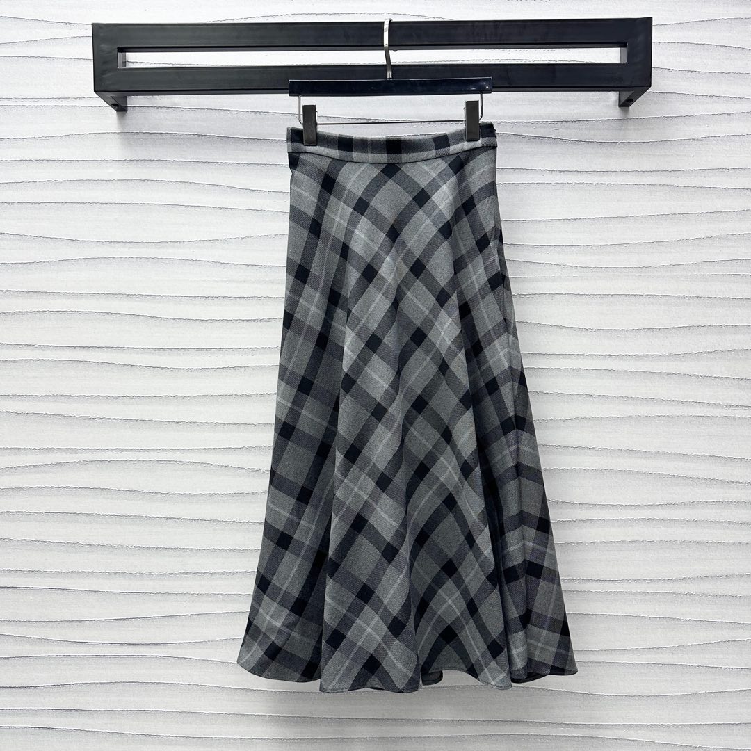 NO:314220,Dio*2025 new product is on the shelves of high waist pleated long skirt custom YB imported fine imitation wool material, stand upright and swaying, use contrasting color positioning plaid color matching to highlight the brand tone, presenting the Scottish style atmosphere, skirt pleated process processing, add to the styling layering, surface auxiliary material development, high waist umbrella skirt style cut, upper body lengthens the leg lines, retro and fashionable outfit series development, high version 766260,,dior, skirts,alexander wang19860909Dio*2025新品上架高腰压褶长半裙定制YB进口精仿羊毛材质 立挺垂顺 沿用撞色定位格纹配色 彰显品牌调性 呈现苏格兰风格气息 裙摆压褶工艺处理 增添造型层次感 面辅料开发 高腰伞状半身裙版型剪裁 上身拉长腿部线条 穿搭复古时髦 系列开发 高版本 766260,,dior,skirts,alexander wang,Women's clothing