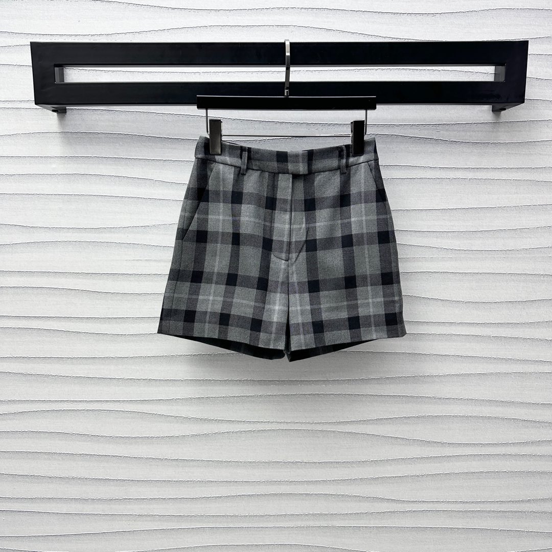 NO:314190,Dio*2025 new product plaid high-waist shorts are on the shelves. Customized YB imported fine imitation wool material. Stand upright and hang smoothly. Contrasting color positioning plaid color matching to highlight the brand tone. Show the Scottish style. High-waist micro-A-style fits the legs. Slim and inclusive. Add a sense of styling. Appropriate and neat. Developed with facial accessories. High-waist slim shorts. Cut the upper body to lengthen the leg lines. Vintage and fashionable. Series development. High-version, dior, shorts, alexander wang.19860909Dio*2025新品上架格纹高腰短裤 定制YB进口精仿羊毛材质 立挺垂顺 沿用撞色定位格纹配色 彰显品牌调性 呈现苏格兰风格气息 高腰微A版型贴合腿型 显瘦包容 增添造型层次感 服帖利落 面辅料开发 高腰修身短裤剪裁 上身拉长腿部线条 穿搭复古时髦 系列开发 高版本,,dior,shorts,alexander wang,Women's clothing