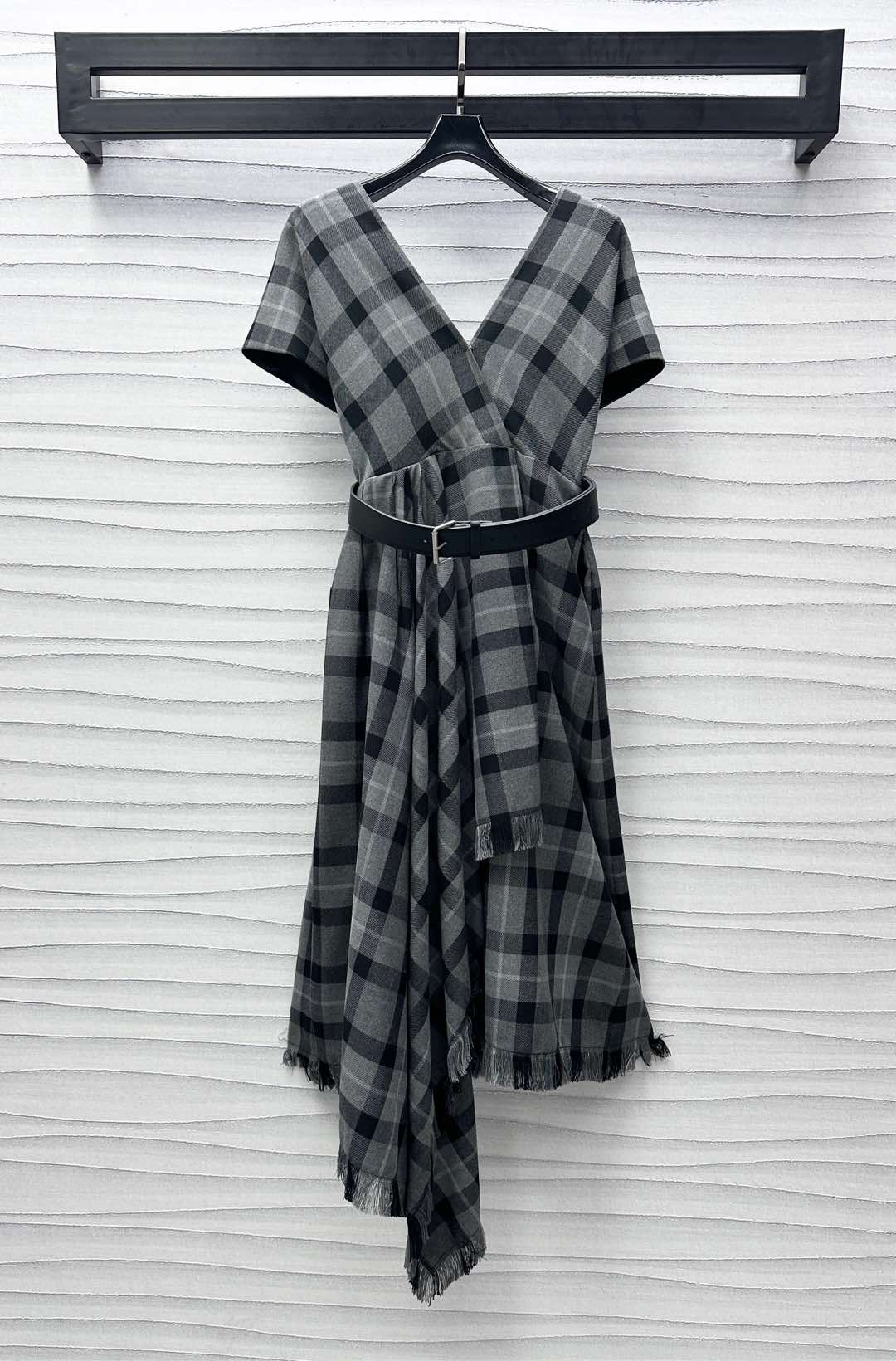 NO:314200,Dio*2025 new product is on the shelves of plaid belt shawl dress with custom YB imported fine imitation wool material, stand upright and hang smoothly, use contrasting colors to position the plaid color to highlight the brand tone, presenting the Scottish style atmosphere, with widened lettering belts at the waist outlined, one-length shawl backless design, matched with irregular skirt hem press pleated breasted tassel process to add layering, surface auxiliary materials development, V-neck dress style cut, upper body covering the flesh and waist to show more curvy, retro and fashionable outfit series development, high version, dior, skirts, shawls, alexander wang19860909Dio*2025新品上架格纹腰带披肩连衣裙定制YB进口精仿羊毛材质 立挺垂顺 沿用撞色定位格纹配色 彰显品牌调性 呈现苏格兰风格气息 腰间搭配加宽刻字皮带勾勒腰身 一字领披肩露背设计 搭配不规则裙摆压褶毛边流苏工艺处理 增添造型层次感 面辅料开发 V领连衣裙版型剪裁 上身遮肉收腰更显曲线美 穿搭复古时髦 系列开发 高版本,,dior,skirts,shawls,alexander wang,Women's clothing