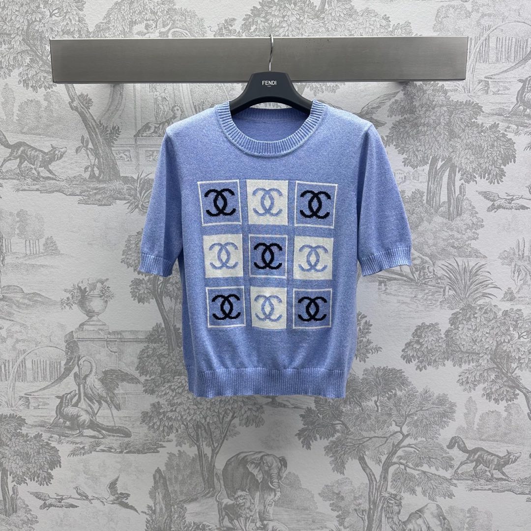 NO:309697,Chane*2025 new product launches logo short-sleeved knitted custom YB imported wool knitted material soft and comfortable large body bright color base nine-cluster double C letter logo embellishment highlights the brand tone, edge thread elastic elastic and tightening treatment, adds layering of the shape round neck knitted short-sleeved top cut, slim and relaxed outfit, can be worn alone, the first choice for fashionable outfits in all seasons, high-end version 2 colors 36 38 40,,chanel,T-shirt,alexander wang19860909Chane*2025新品上架徽标短袖针织定制YB进口羊毛针织材质 软糯舒适 大身亮色系打底胸前九宫格双C字母徽标图案点缀 彰显品牌调性 包边螺纹弹性松紧处理 增添造型层次感圆领针织短袖上衣剪裁 穿搭显瘦松弛 单穿叠穿均可 四季时尚穿搭首选  高版本2色36 38 40,,chanel,T-shirt,alexander wang,Women's clothing