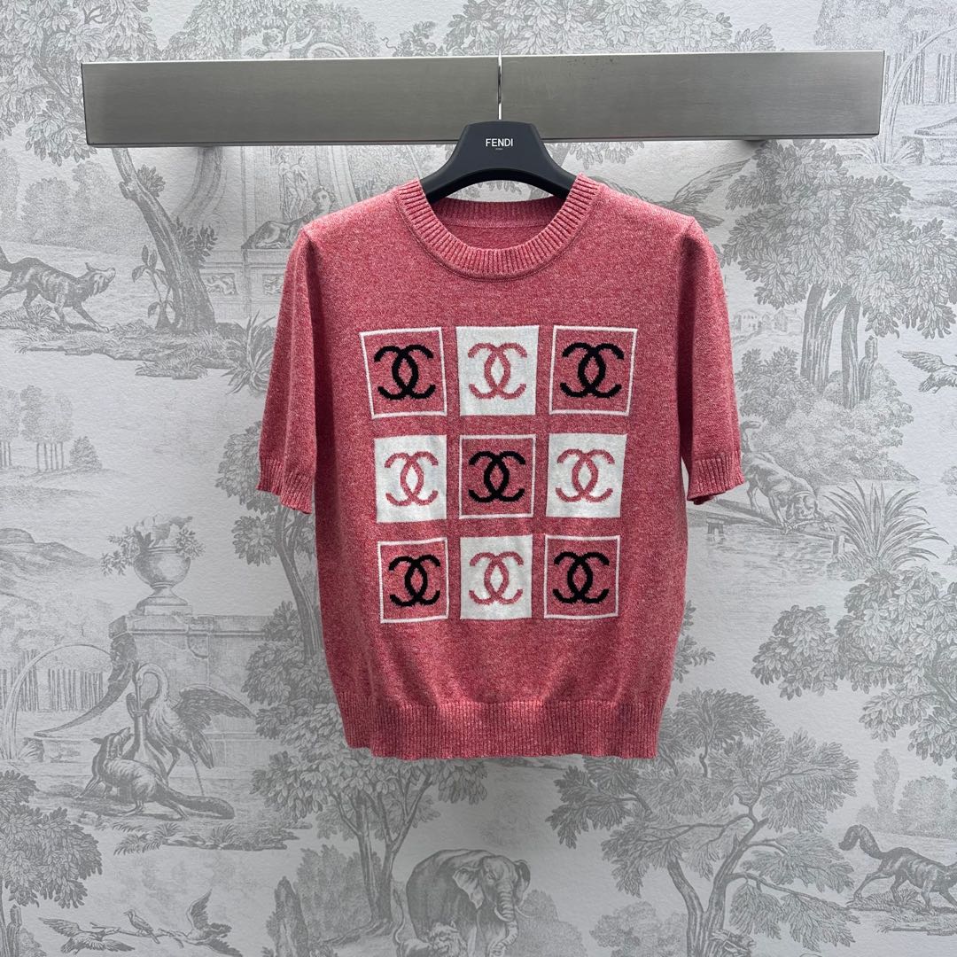 NO:309693,Chane*2025 new product launches logo short-sleeved knitted custom YB imported wool knitted material soft and comfortable large body bright color base nine-cluster double C letter logo embellishment highlights the brand tone, edge thread elastic elastic and tightening treatment, adds layering of the shape round neck knitted short-sleeved top cut, slim and relaxed outfit, can be worn alone, the first choice for fashionable outfits in all seasons, high-end version 2 colors 36 38 40,,chanel,T-shirt,alexander wang19860909Chane*2025新品上架徽标短袖针织定制YB进口羊毛针织材质 软糯舒适 大身亮色系打底胸前九宫格双C字母徽标图案点缀 彰显品牌调性 包边螺纹弹性松紧处理 增添造型层次感圆领针织短袖上衣剪裁 穿搭显瘦松弛 单穿叠穿均可 四季时尚穿搭首选  高版本2色36 38 40,,chanel,T-shirt,alexander wang,Women's clothing
